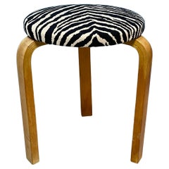 Alvar Aalto, Artek-Hocker 60, Zebrastoff, frühe Version