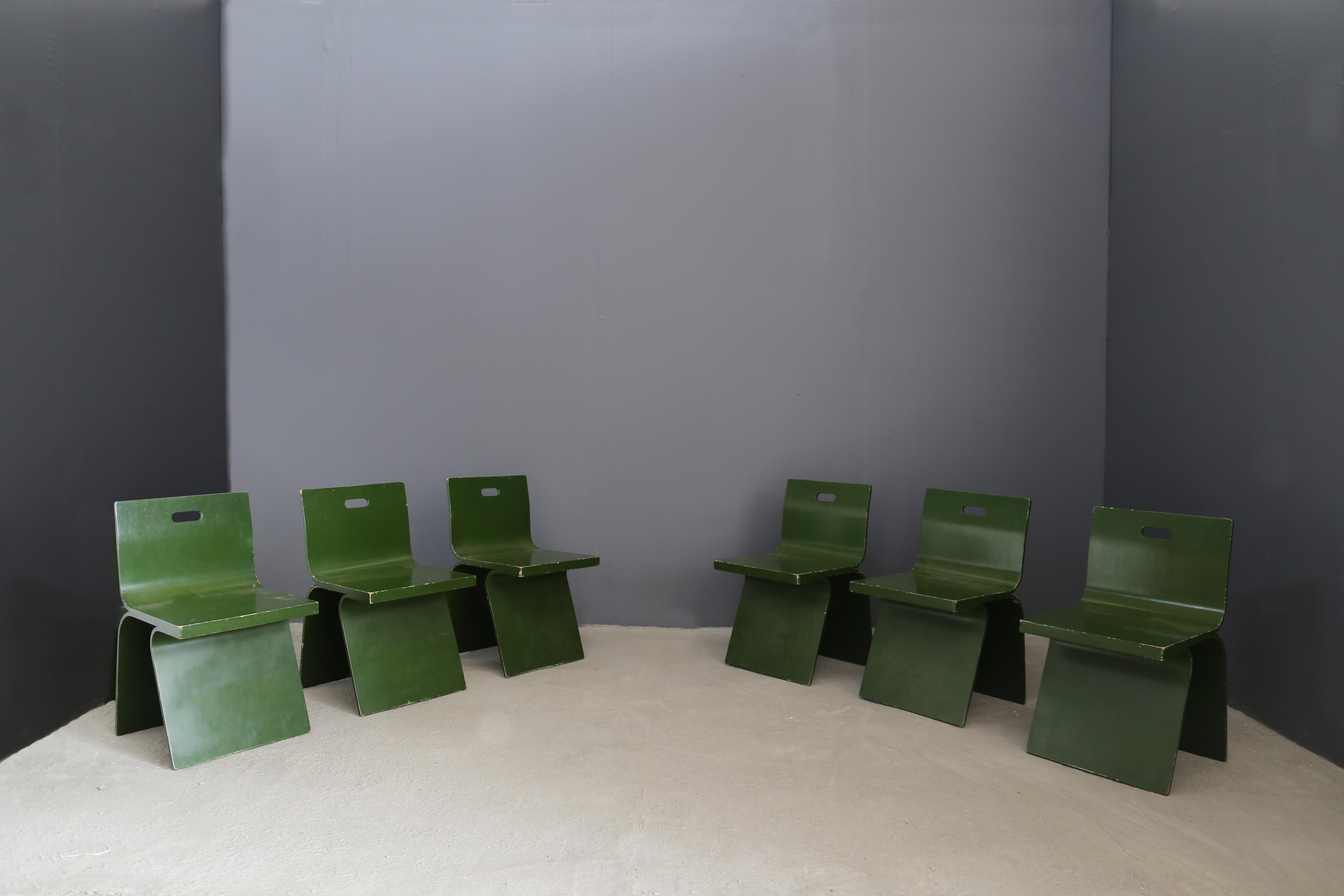 Set of 6 chairs by Gigi Sabadin from the late 1960s. The set is made of veneered wood. Noteworthy is its realization in very rare curved wood of green color. In the backrest there is a slit made of wood that acts as a slit handle to comfortably move
