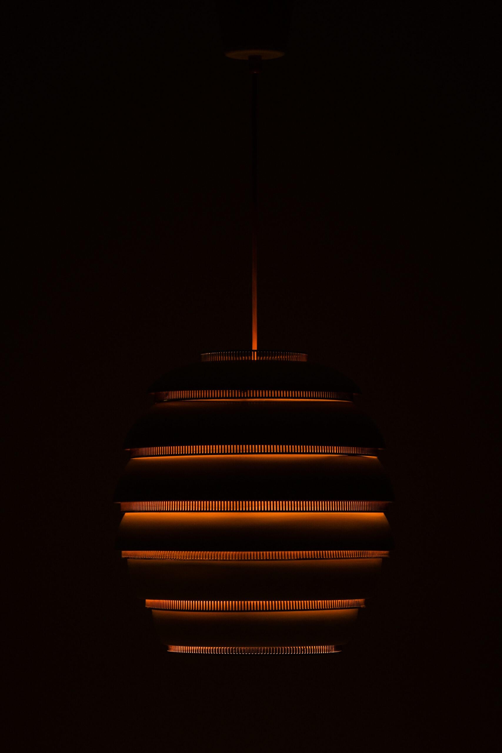 Métal Lampe ruche Alvar Aalto Modèle n° A332 Produite par Valaistusty en Finlande en vente