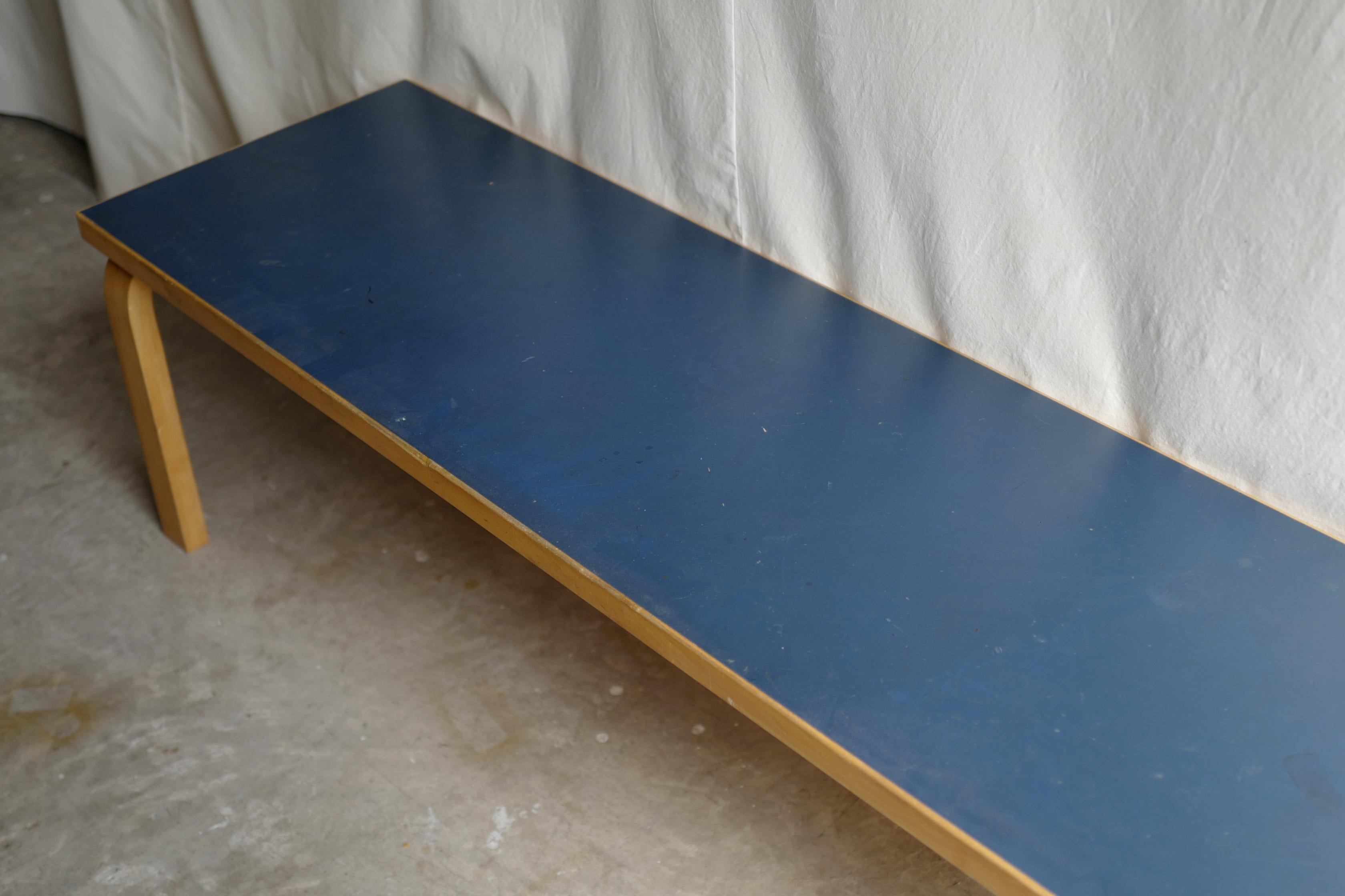 1960er alvar aalto design bank 
Es ist eine blaue Linoleumplatte.