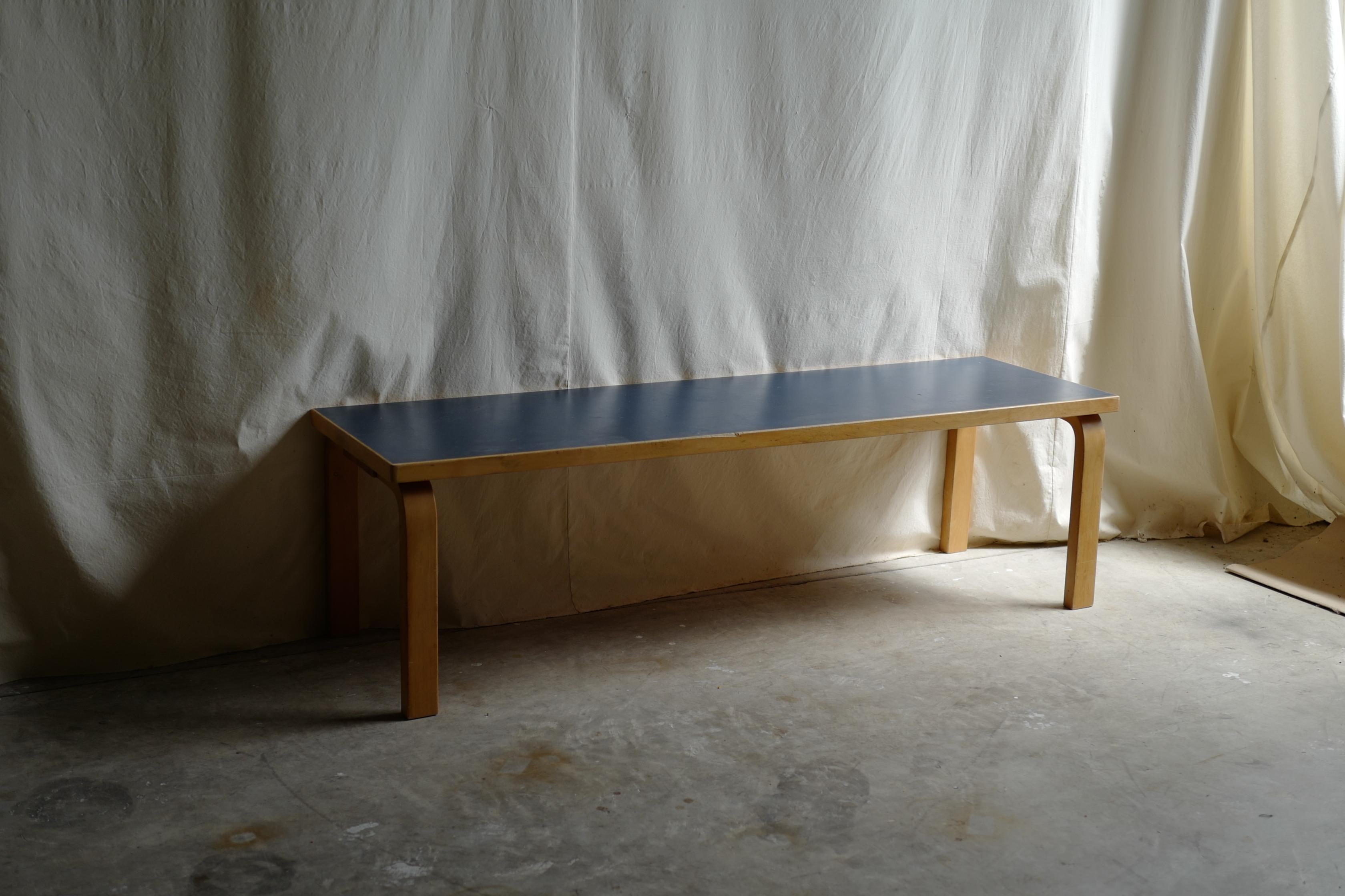 Alvar Aalto Bench Blue Linoluem Top In Good Condition For Sale In 東御市, JP