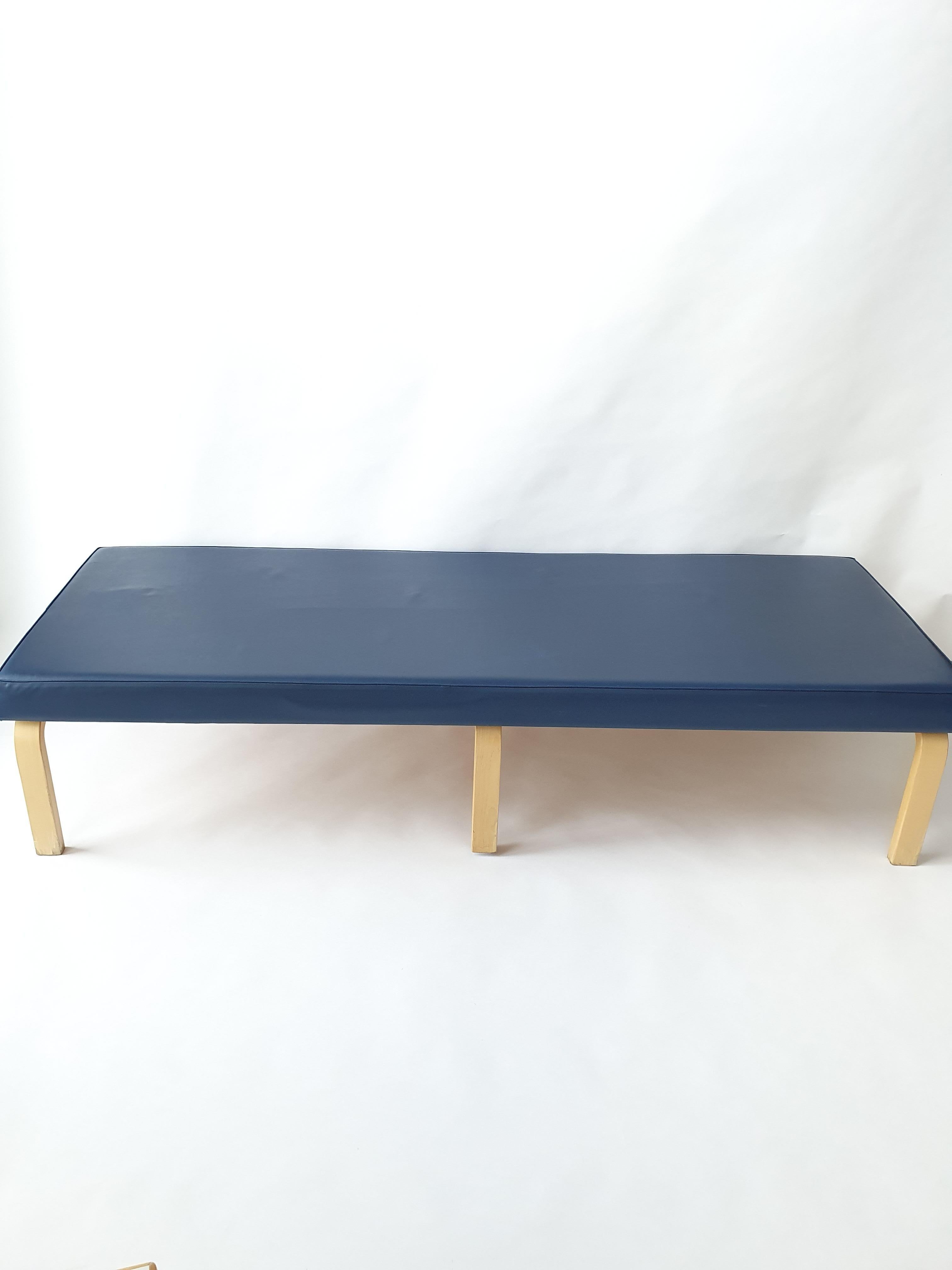 Banc Artek conçu par Alvar Aalto. Ce banc a été fabriqué par Artek pour la Banque de Finlande dans les années 1960.
Bouleau avec revêtement en cuir artificiel bleu. Le banc appartenait à l'origine à la Banque de Finlande. En bon état d'usage.
Deux