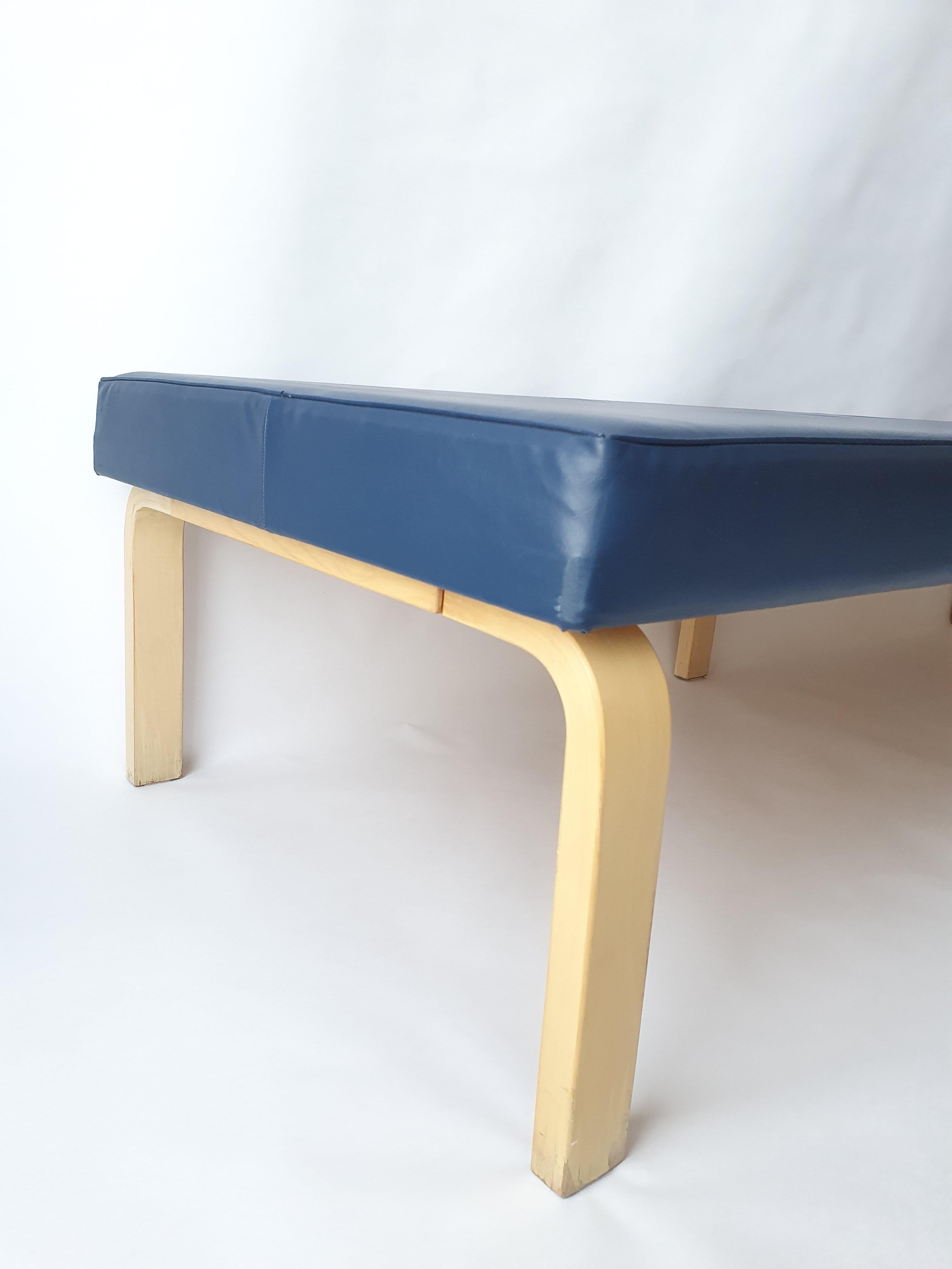 Milieu du XXe siècle Banc Alvar Aalto+Aalto d'Artek des années 1960 à la Banque de Finlande en vente