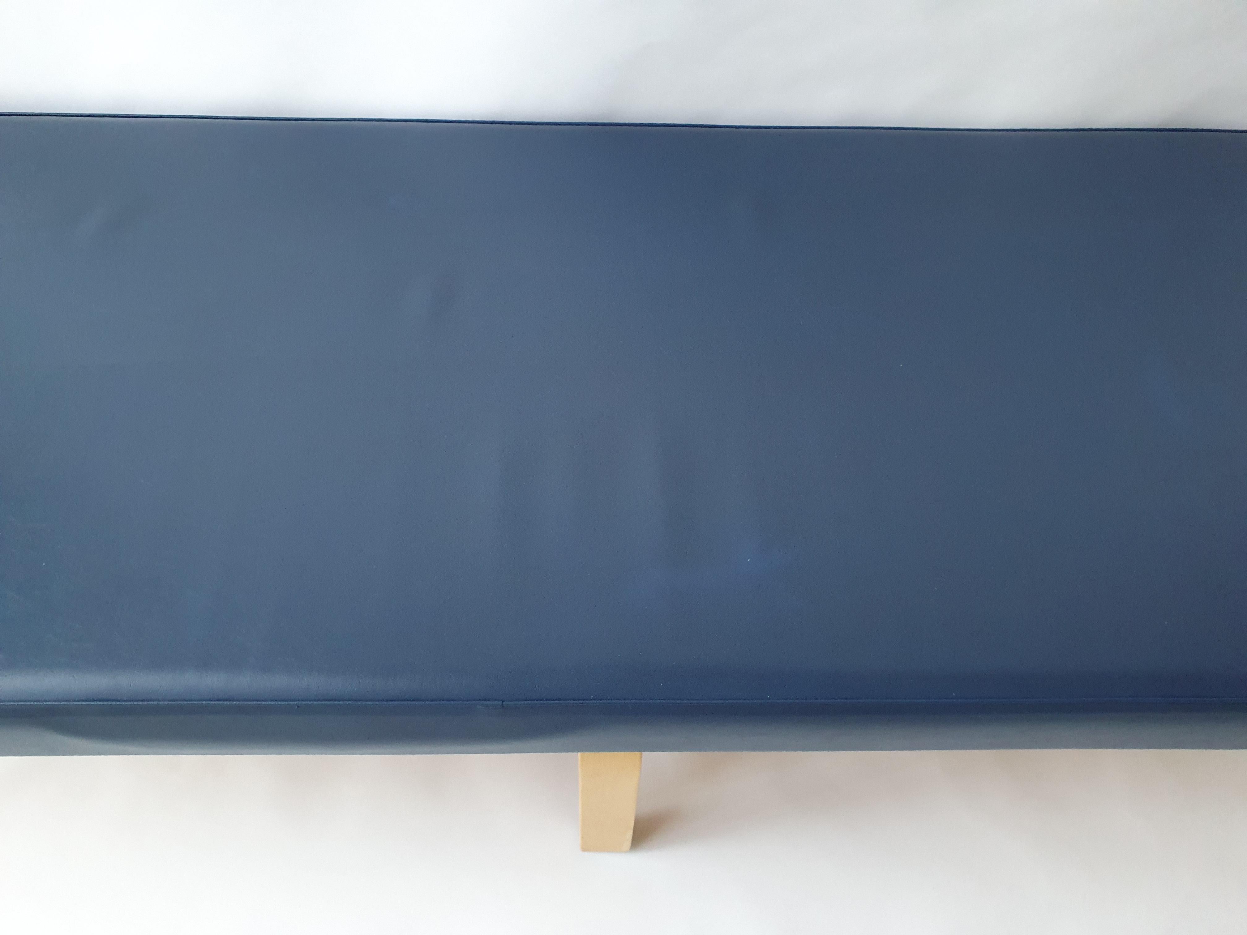 Imitation cuir Banc Alvar Aalto+Aalto d'Artek des années 1960 à la Banque de Finlande en vente