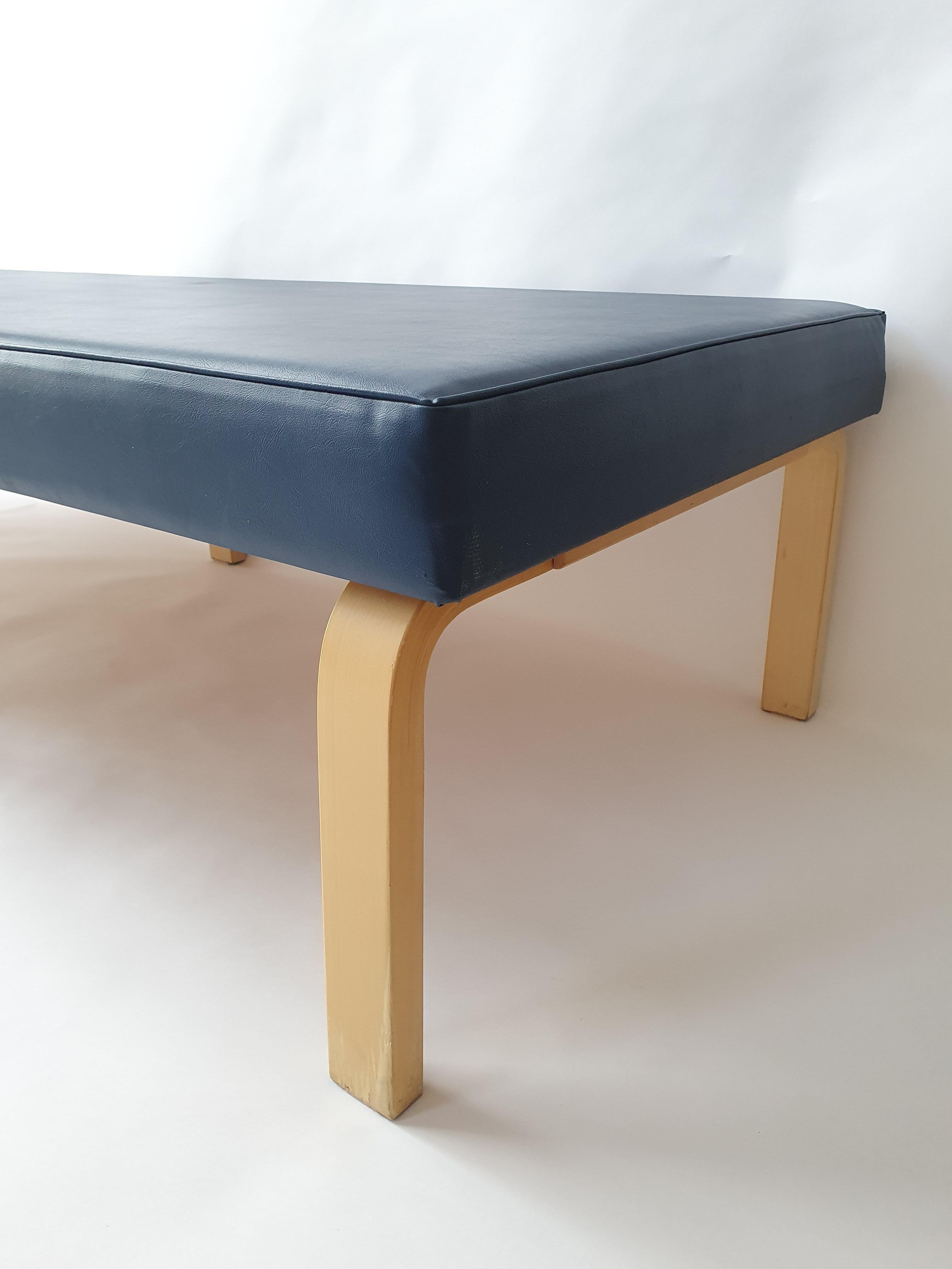 Banc Alvar Aalto+Aalto d'Artek des années 1960 à la Banque de Finlande en vente 1
