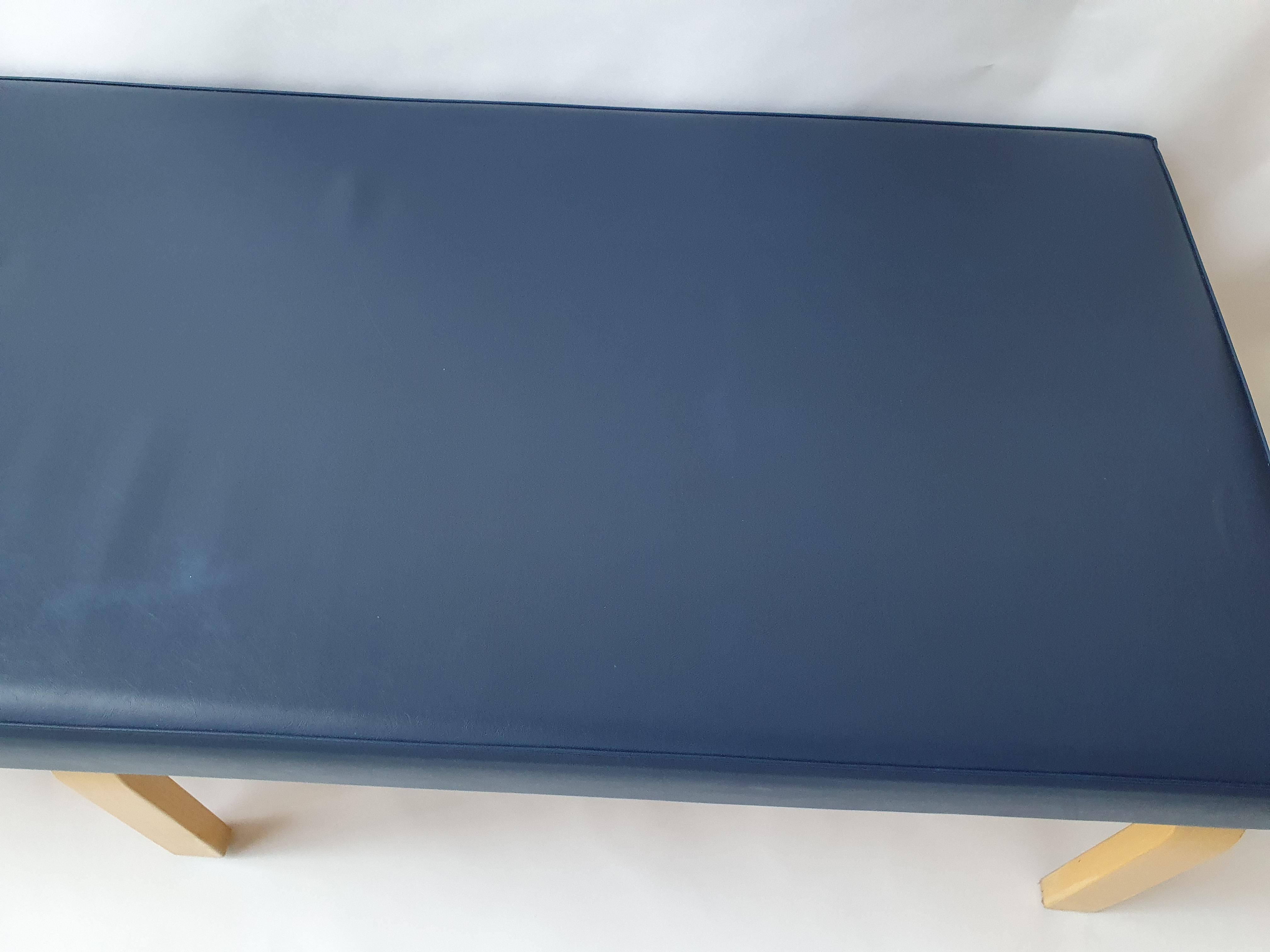 Banc Alvar Aalto+Aalto d'Artek des années 1960 à la Banque de Finlande en vente 3