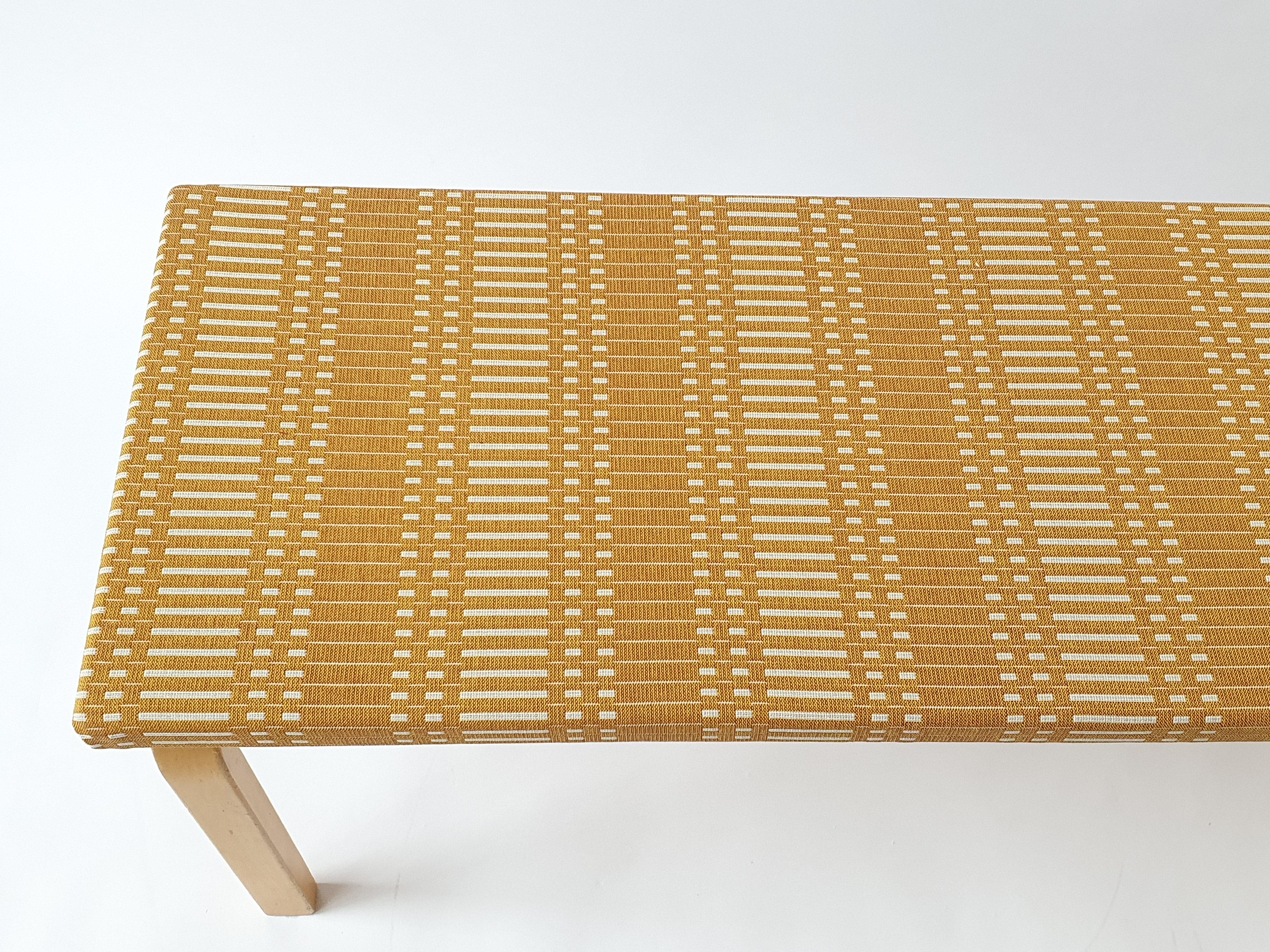 Finlandais Banc Alvar Aalto+Aalto avec Johanna Gullichsen Helios Fabrics en vente