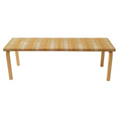 Banco Alvar Aalto con telas Helios de Johanna Gullichsen