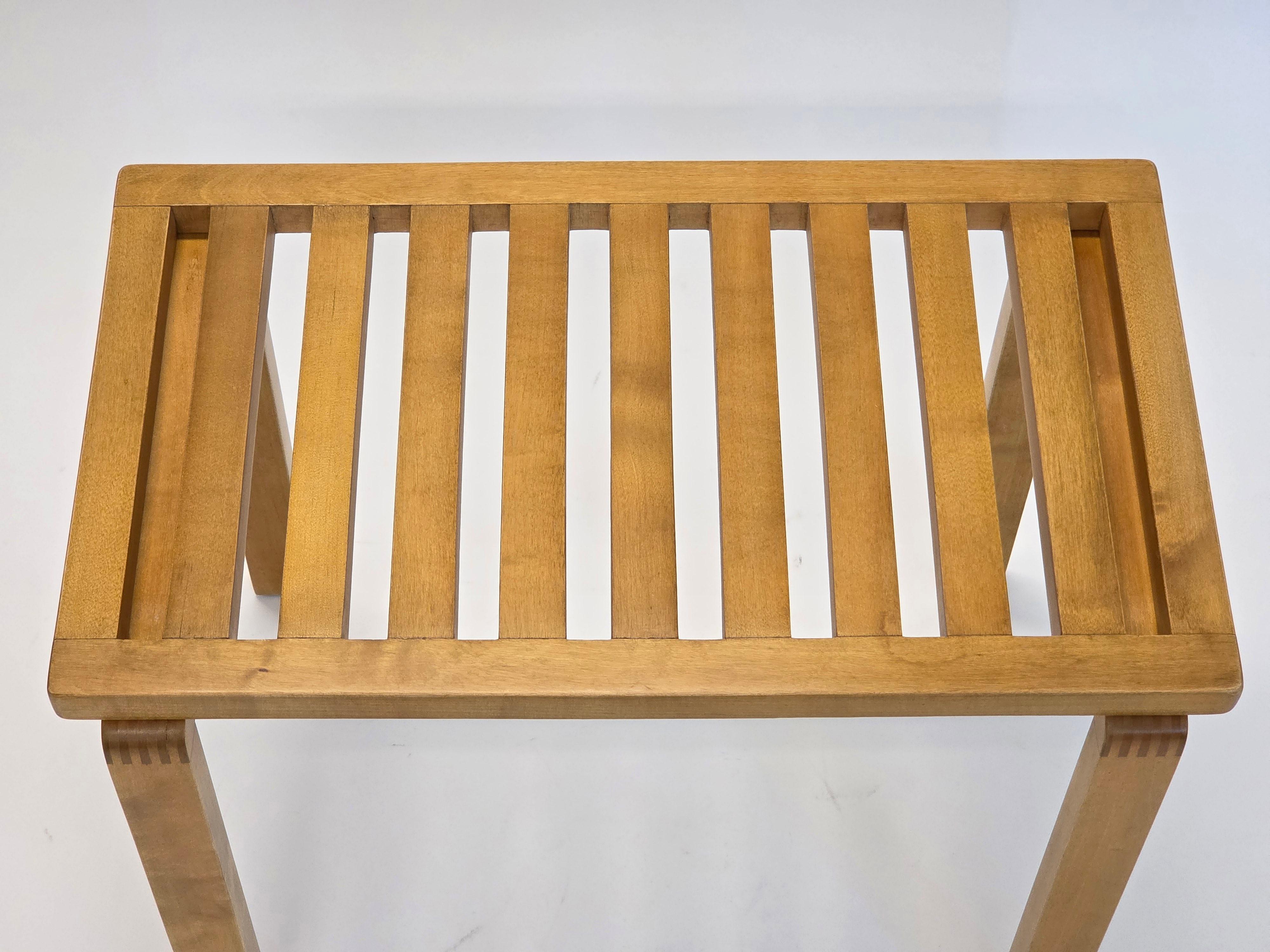 Artek lattice bench with finger-jointed wartime legs. Designed by Alvar Aalto, and manufactured during war-time 1940s. Very good condition and wonderful patina.

This bench features war-time legs, this indicates that it is a vintage piece from the