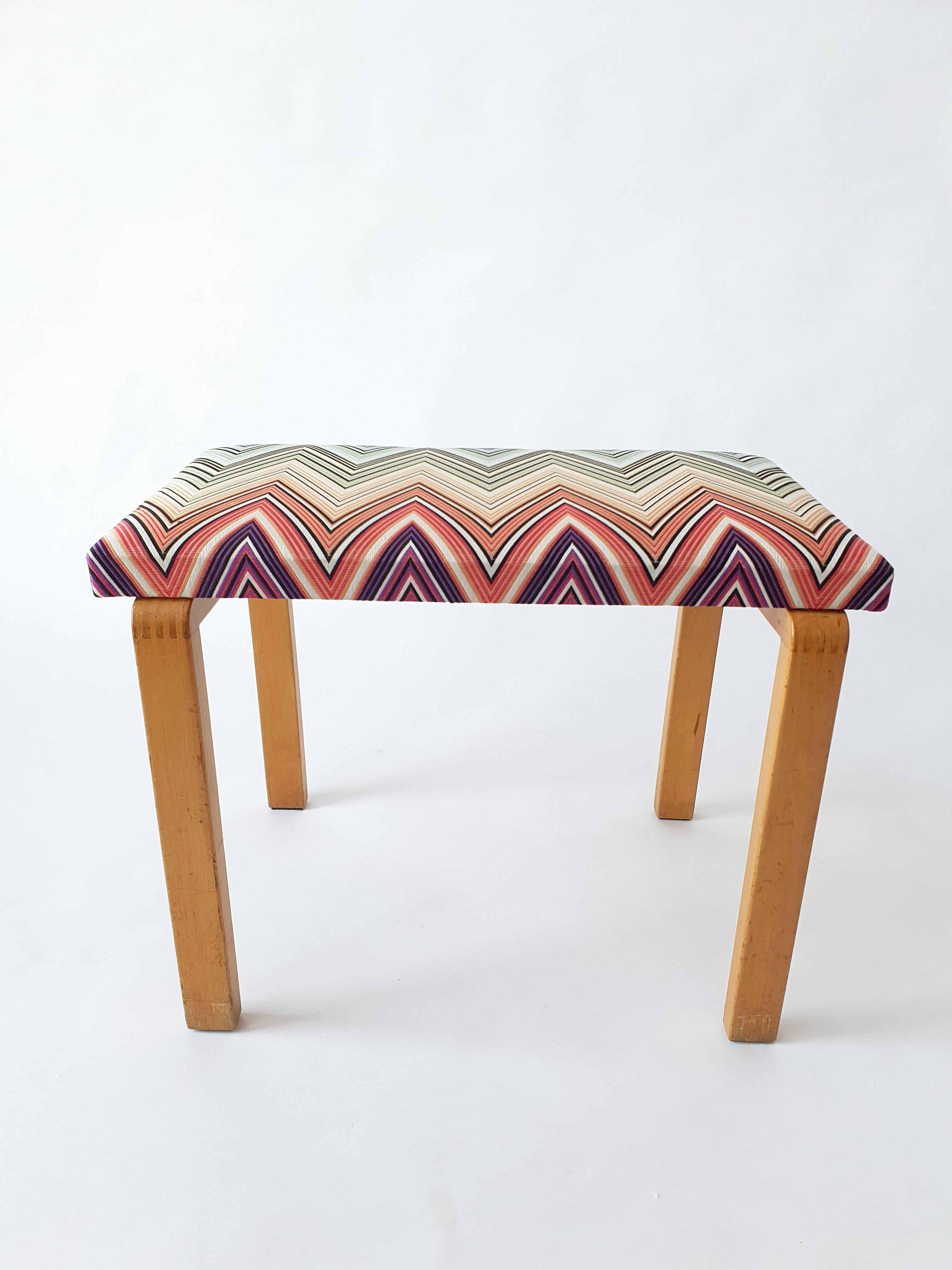Panchina Artek con gambe da guerra con giuntura a pettine. Progettato da Alvar Aalto e prodotto durante la guerra del 1940. La panca è stata imbottita in un secondo momento con il tessuto di Missoni Home Kew. Buone condizioni e patina