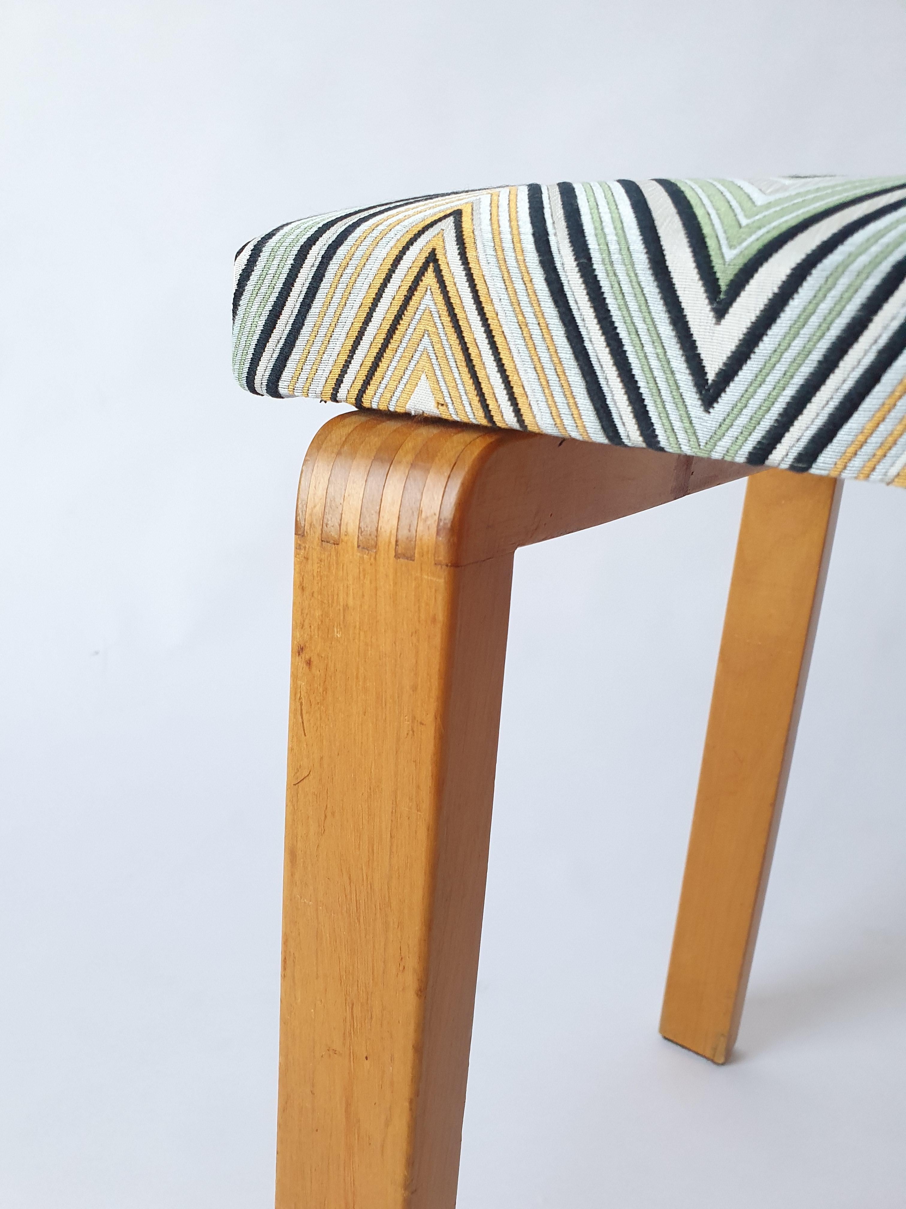 Metà XX secolo Panca di Alvar Aalto con gambe da guerra di Artek del 1940 in vendita