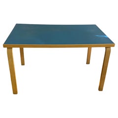 Table de salle à manger ou d'écriture en bouleau Alvar Aalto avec plateau bleu