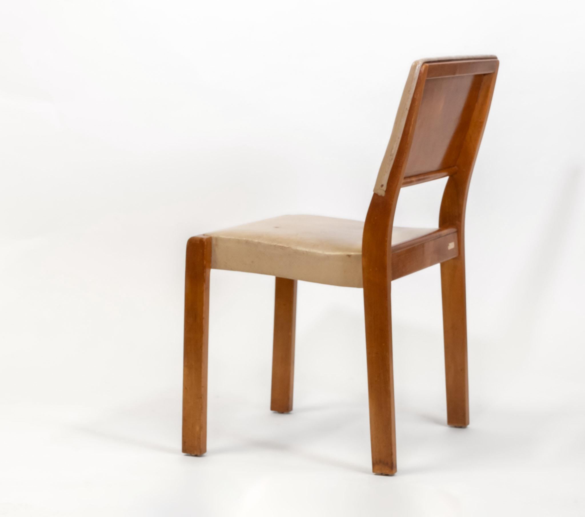 Chaise 611 d'Alvar Aalto en bouleau et cuir par le fabricant finlandais : Huonekalu-Ja Rakennustyötedas Oy. Daté au crayon le 20 juin 1950, avec la signature de l'ébéniste.

Une variante de cette chaise assise en cuir se trouve dans la collection du