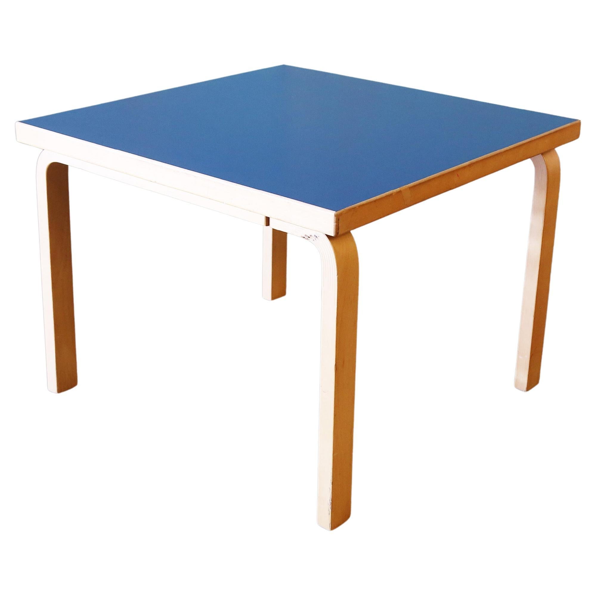 Alvar Aalto+Aalto Table d
appoint / de jeu en stratifié bleu Artek 1990
s en vente