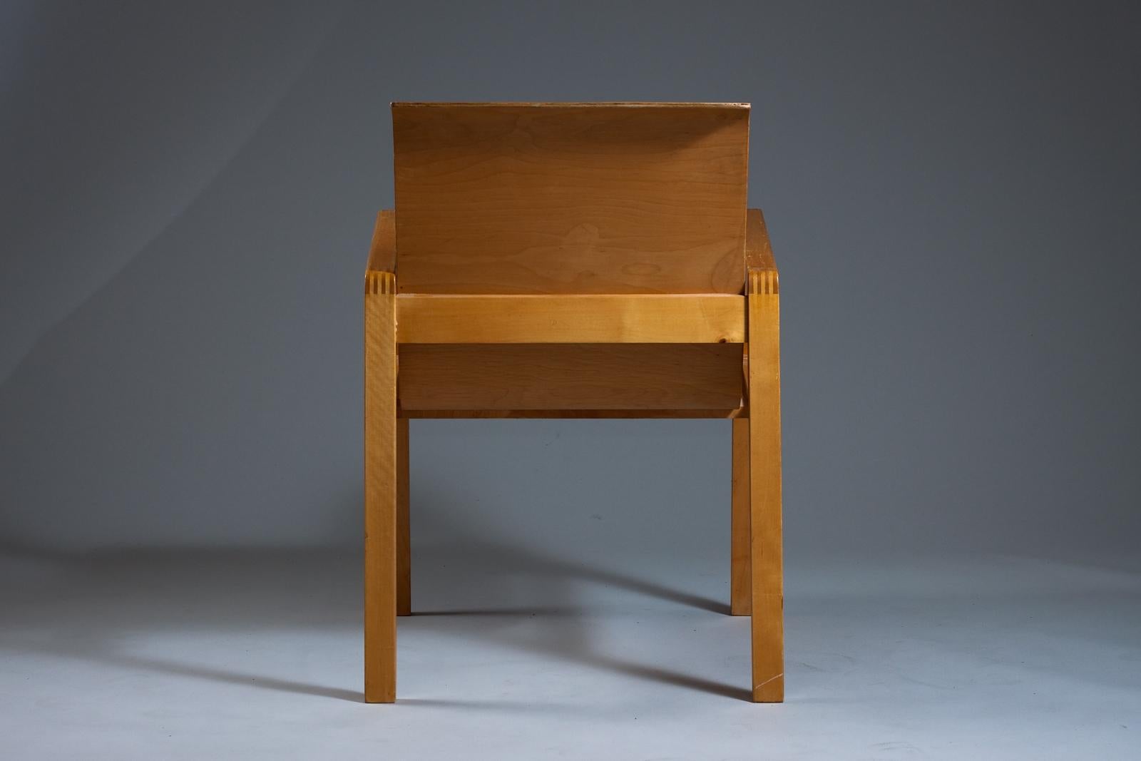 Introducing the Alvar Aalto Hallway Chair Model 402 from circa 1950's, a vintage gem that exudes timeless elegance. Originally designed for the Paimio Sanatorium, this chair is a testament to Alvar Aalto's mastery of form and function. Featuring a