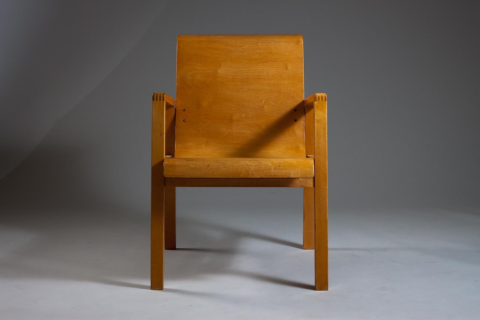 Alvar Aalto, c.1950's Hallway chair model 402, for Paimio Sanatorium In Good Condition In Turku, Varsinais-Suomi