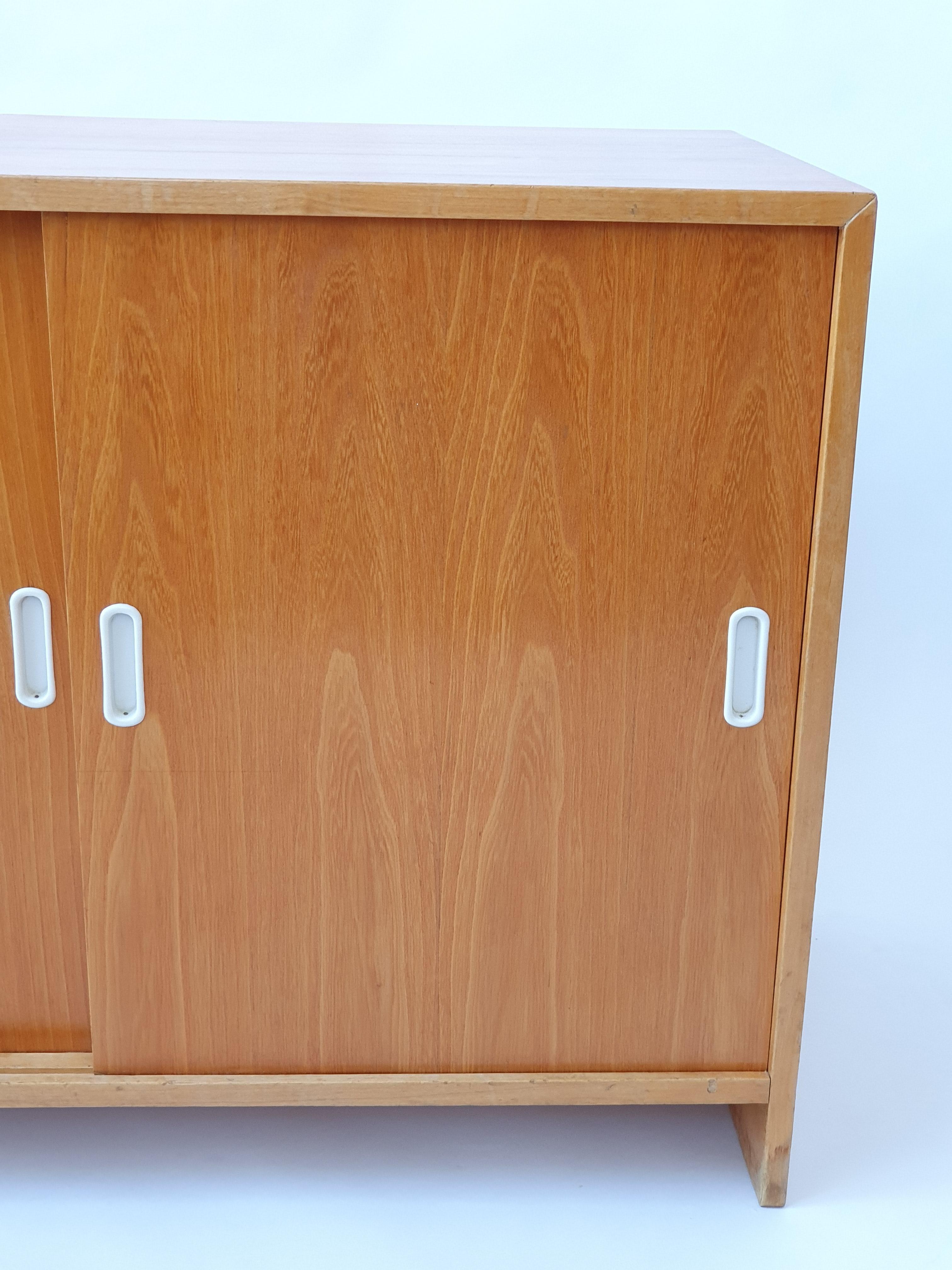 Armadio Artek 217 con ante scorrevoli, anni '50, di Alvar Aalto. In ottime condizioni. L'armadio ha un grande ripiano all'interno.

Il mobile Artek 217, progettato da Alvar Aalto negli anni '30, è un esempio senza tempo dell'approccio funzionale e