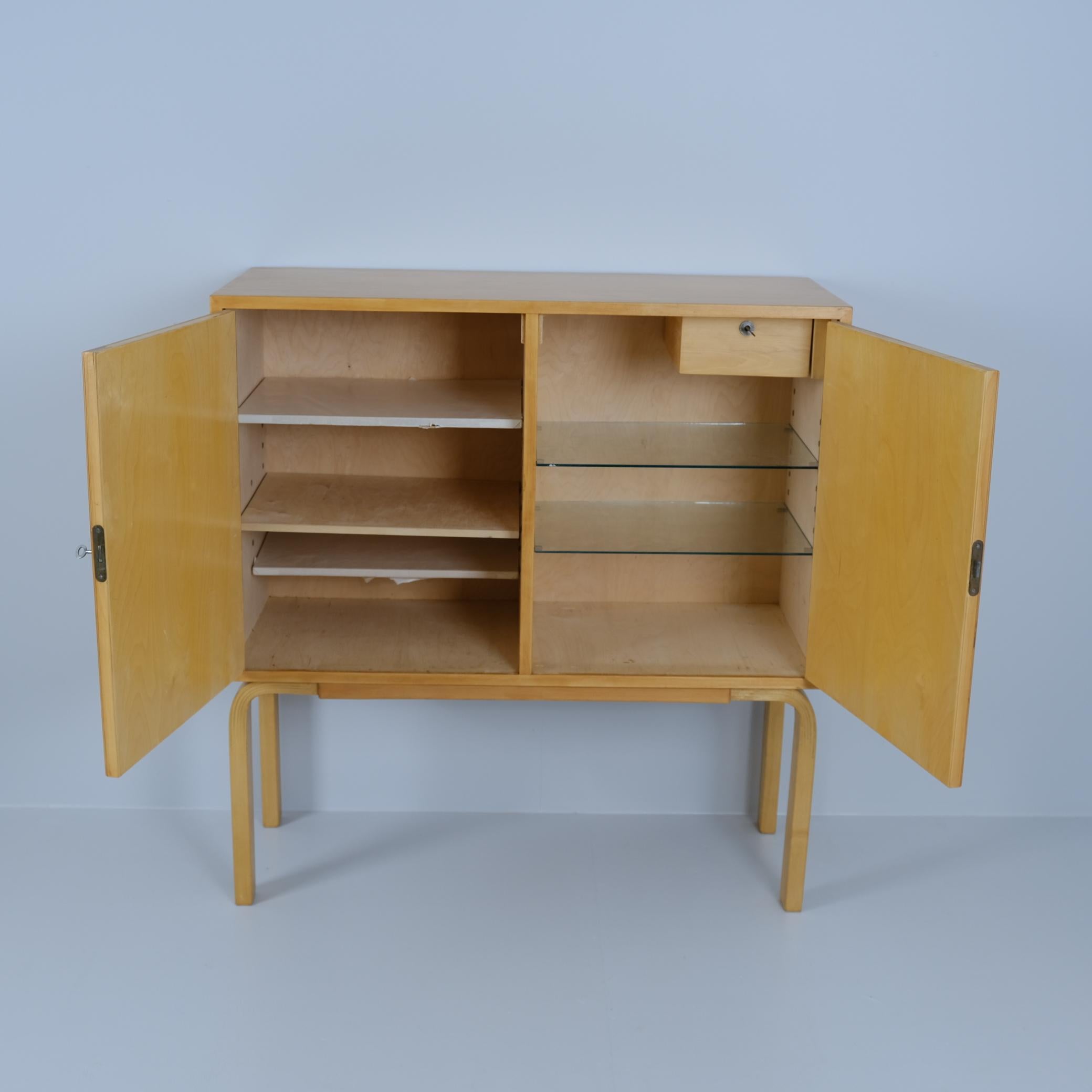 Alvar Aalto Cabinet Model. 810 in Birch, Artek 1950s In Good Condition For Sale In Helsinki, FI