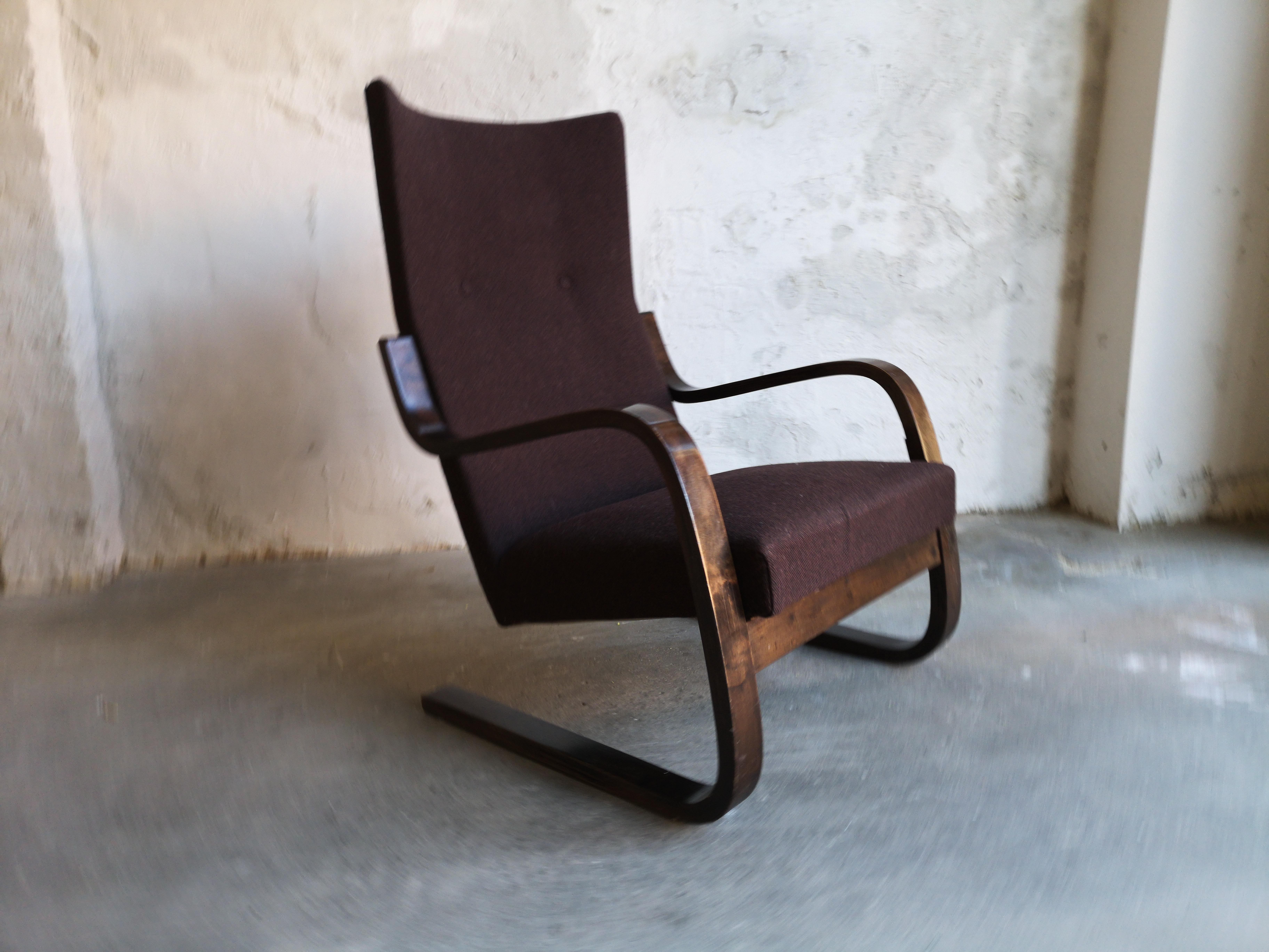 A rare early 1930s Alvar Aalto cantilever chair 401 just as he introduced it to the world at the 1933 Milan Triennal. Later versions added 'ears' on the sides of the backrest. The chair has been fully refurbished a few years ago and it is in