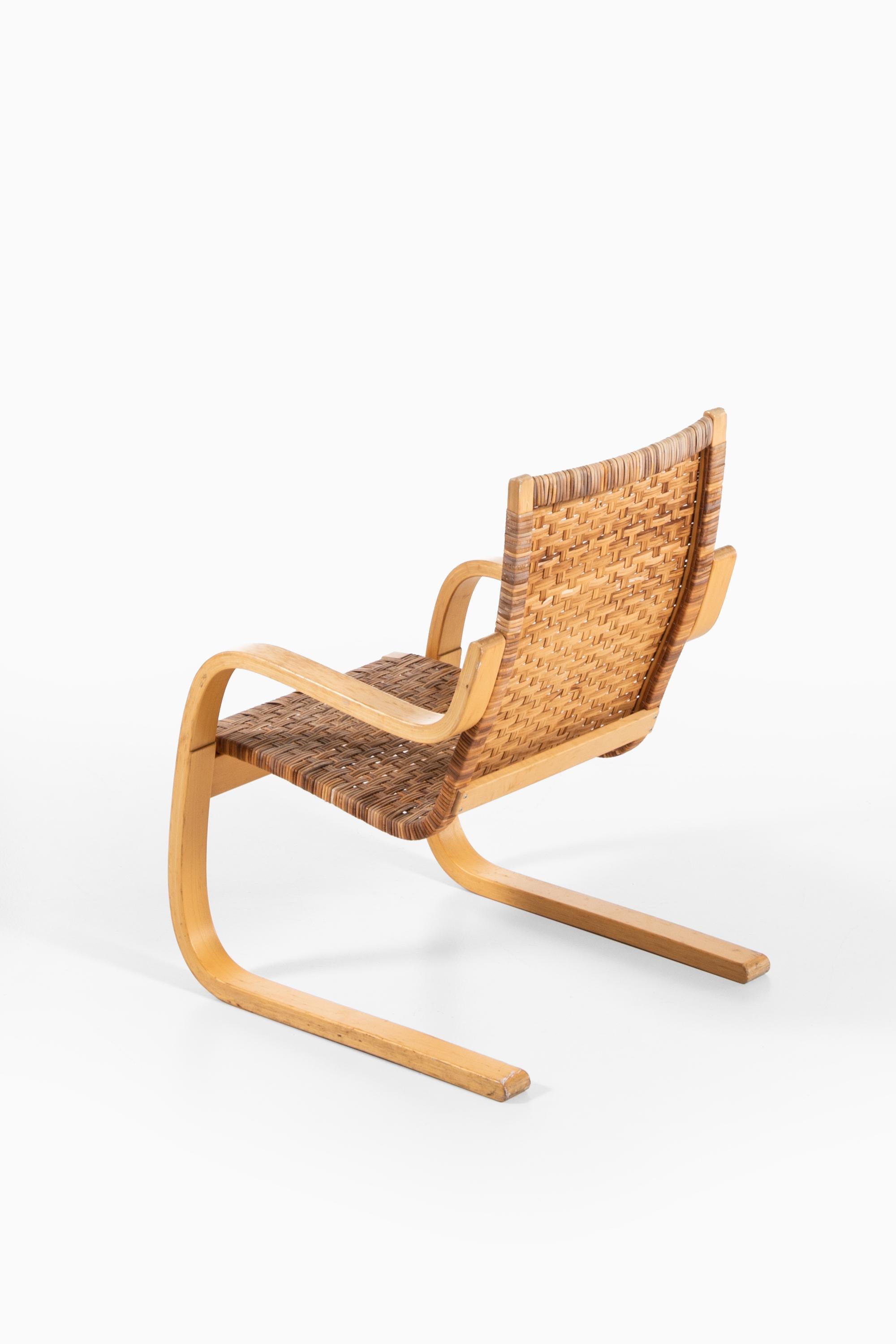 Alvar Aalto Cantilevered Easy Chair Model 406 by Artek in Finland 3