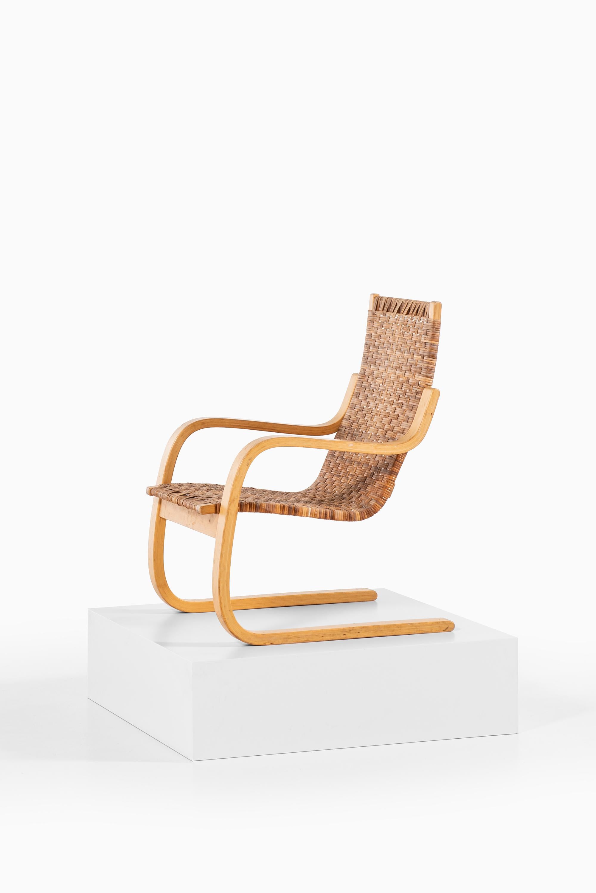 Scandinavian Modern Alvar Aalto Cantilevered Easy Chair Model 406 by Artek in Finland