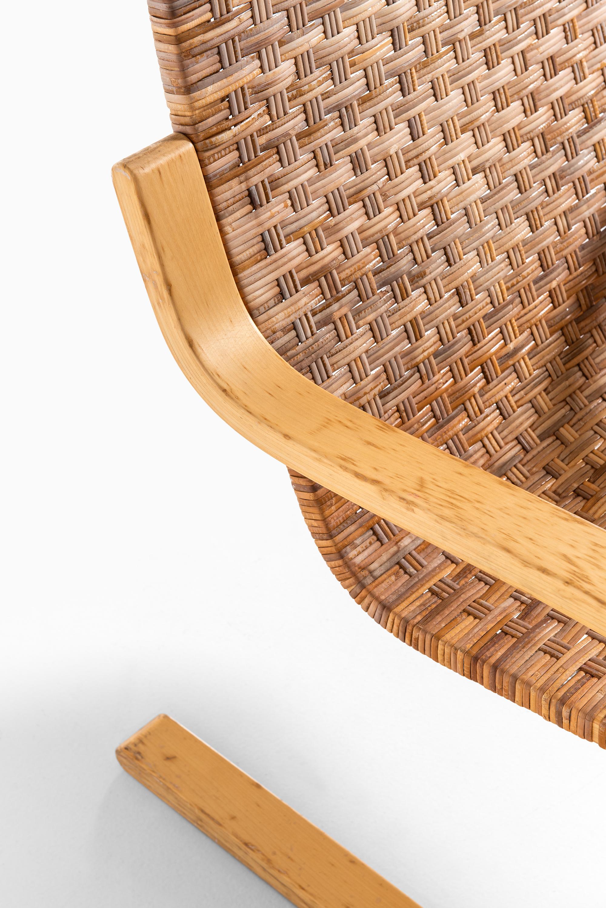 Mid-20th Century Alvar Aalto Cantilevered Easy Chair Model 406 by Artek in Finland