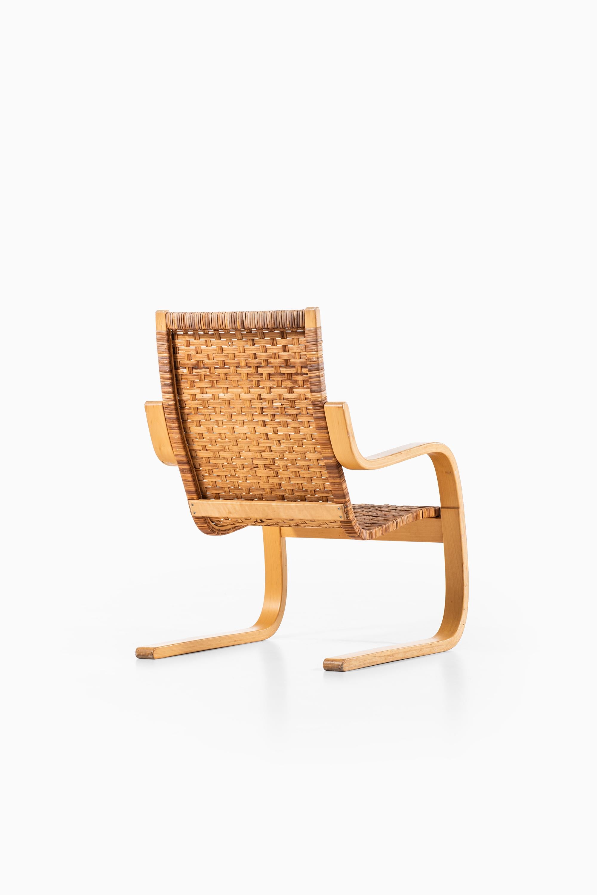 Alvar Aalto Cantilevered Easy Chair Model 406 by Artek in Finland 2