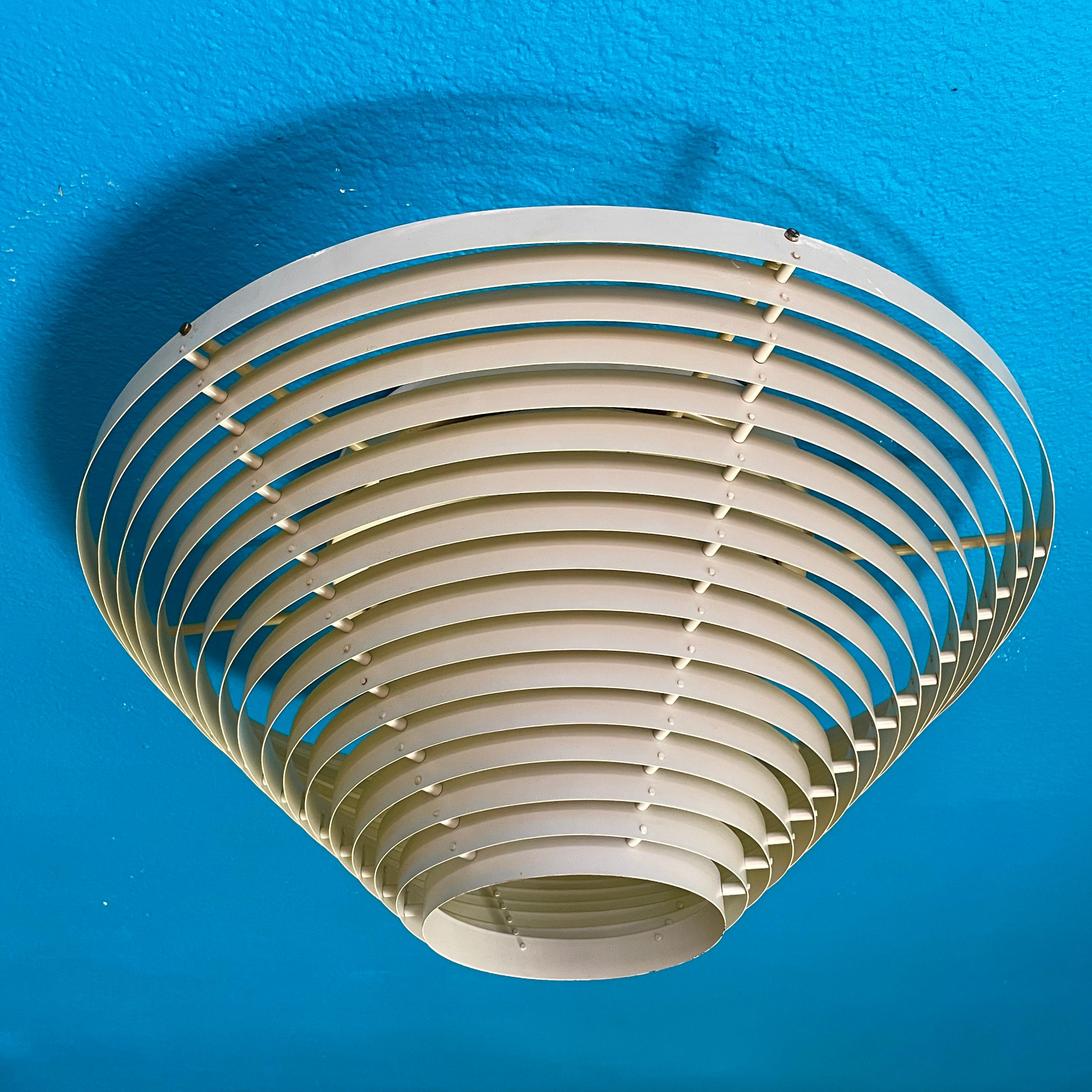 Alvar Aalto entwarf die Leuchte A622B 1953 für das Nationale Renteninstitut in Helsinki. Ihre zeitlose Eleganz passt auch in moderne Wohnungen und öffentliche Räume.

Diese Lampe ist ein schönes und seltenes Stück aus der frühen Produktion der