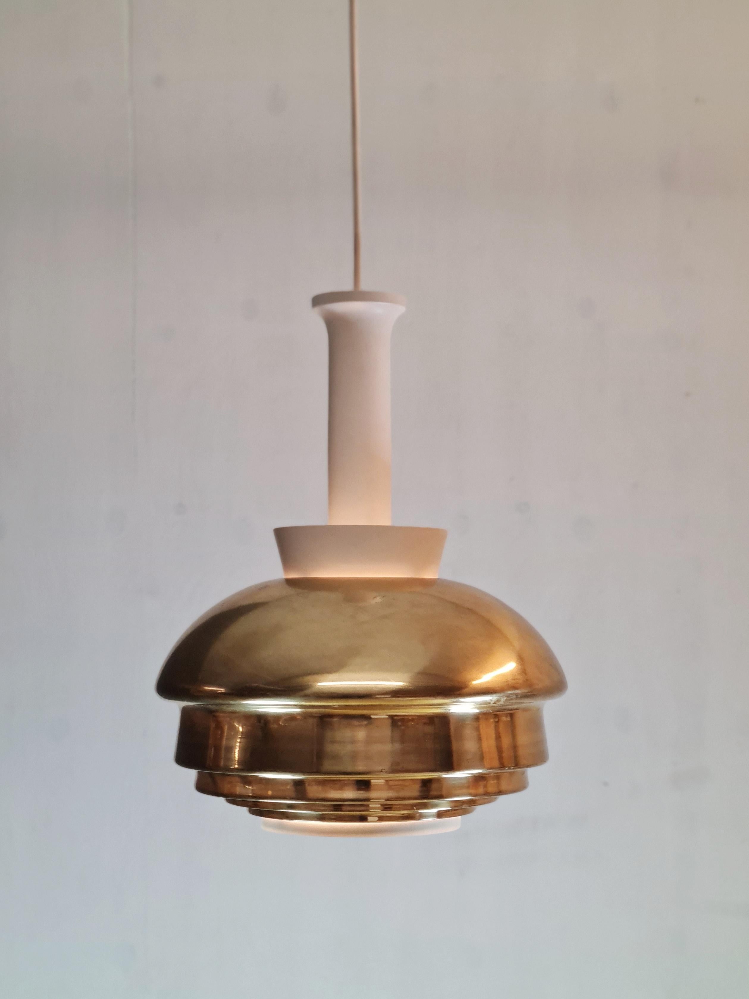 As Alvar Aalto often took his inspiration from his surrounding nature, this layered design creates an eye-pleasing experience. In addition to the details which make the light appear quite beautiful, the brass dome makes a fresh pair with the white