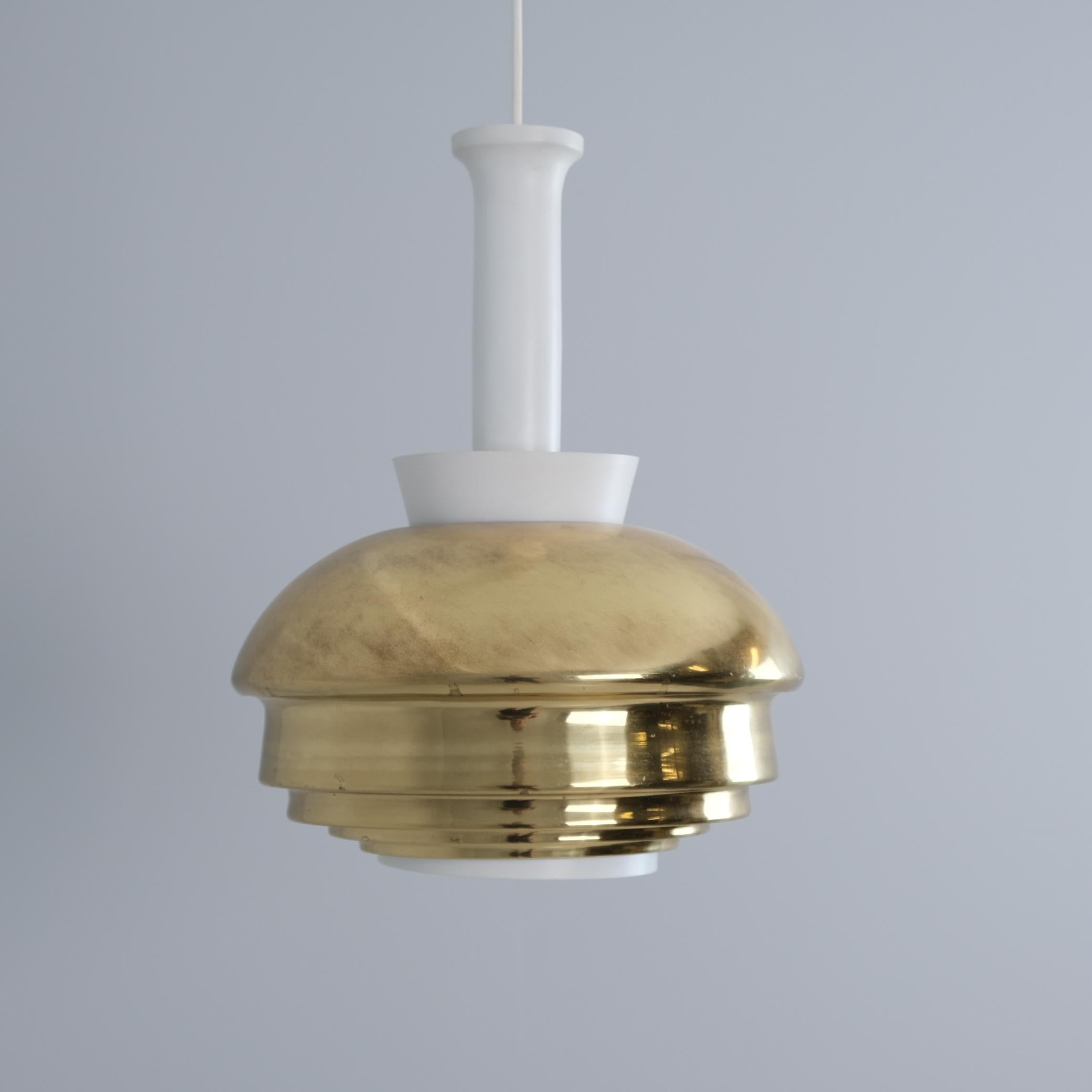 Alvar Aalto Deckenleuchte Model No. A335B, Messing und weißes Metall, Wallisinpaja 1980er (Skandinavische Moderne) im Angebot