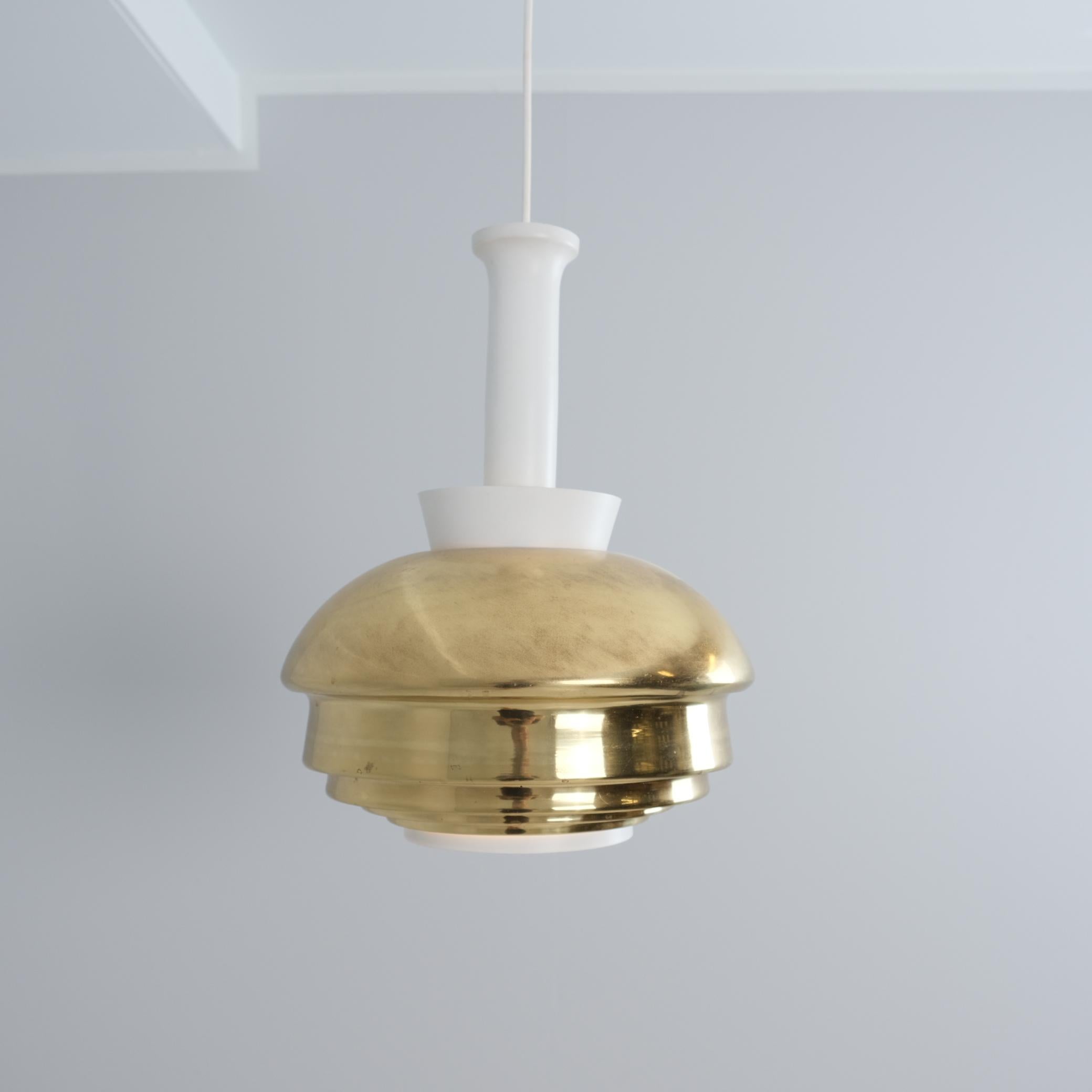 Alvar Aalto Deckenleuchte Model No. A335B, Messing und weißes Metall, Wallisinpaja 1980er im Angebot 2