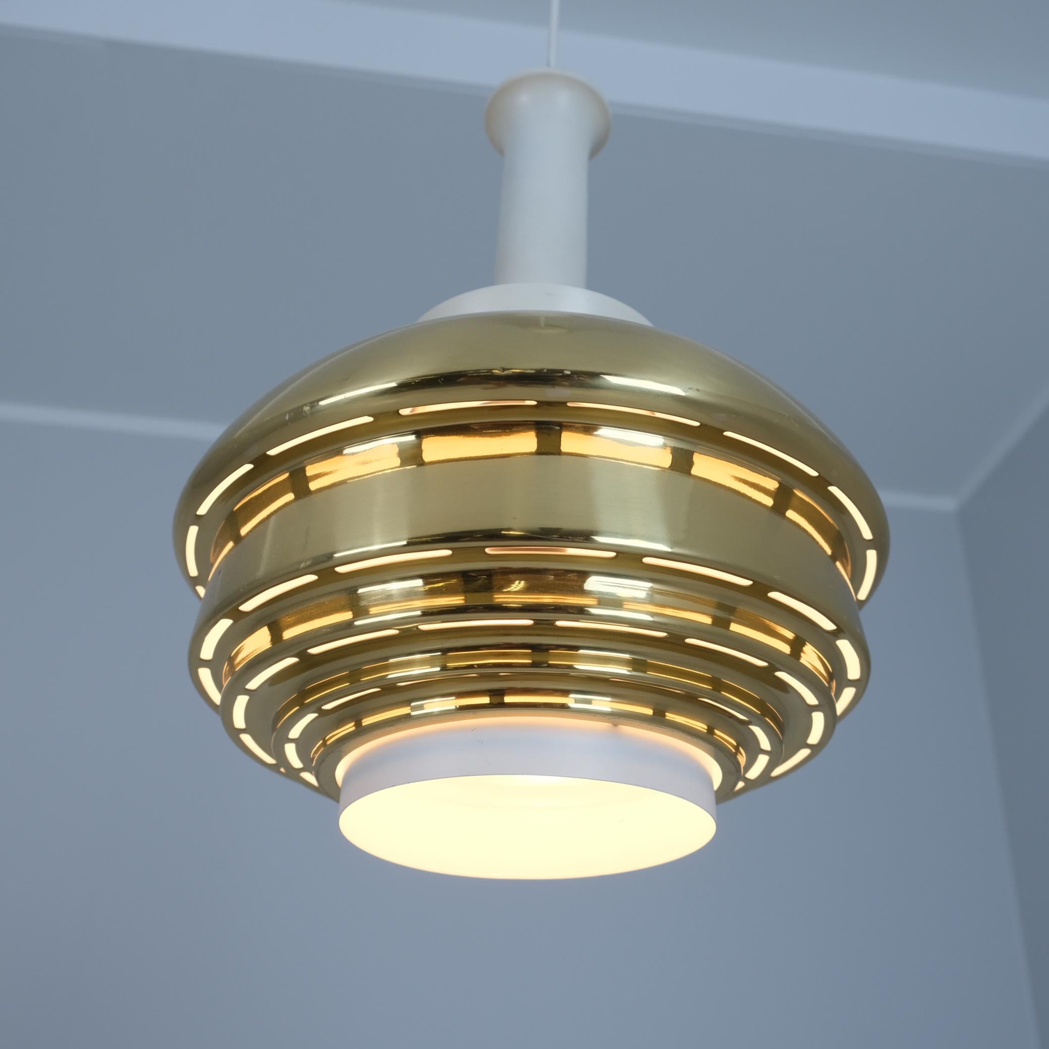 Lampada da soffitto Alvar Aalto Modello A335B, Ottone e metallo bianco, Valaistustyö anni '50 in vendita 5