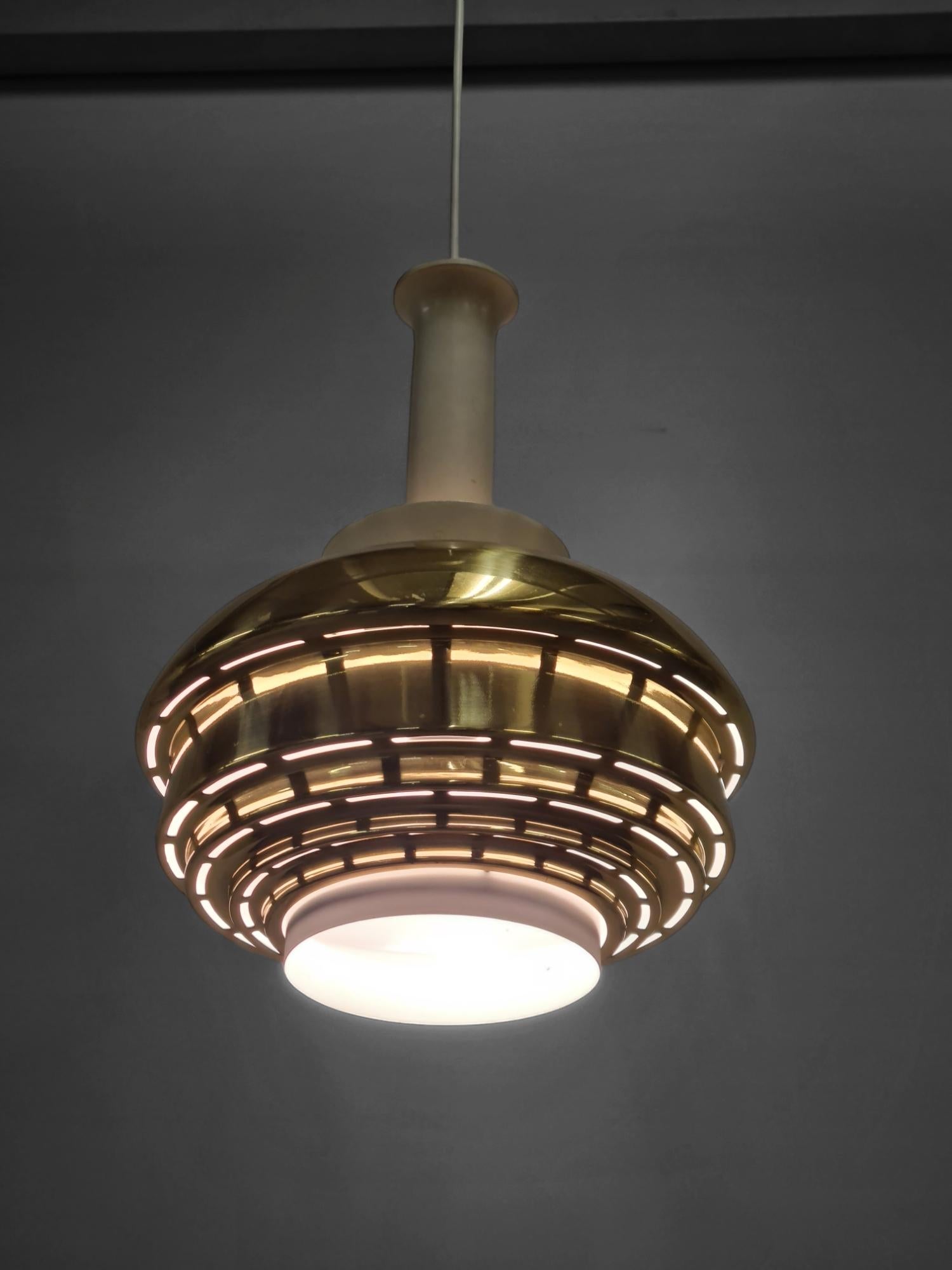 Lampada da soffitto Alvar Aalto Modello A335B, Ottone e metallo bianco, Valaistustyö anni '50 in vendita 6