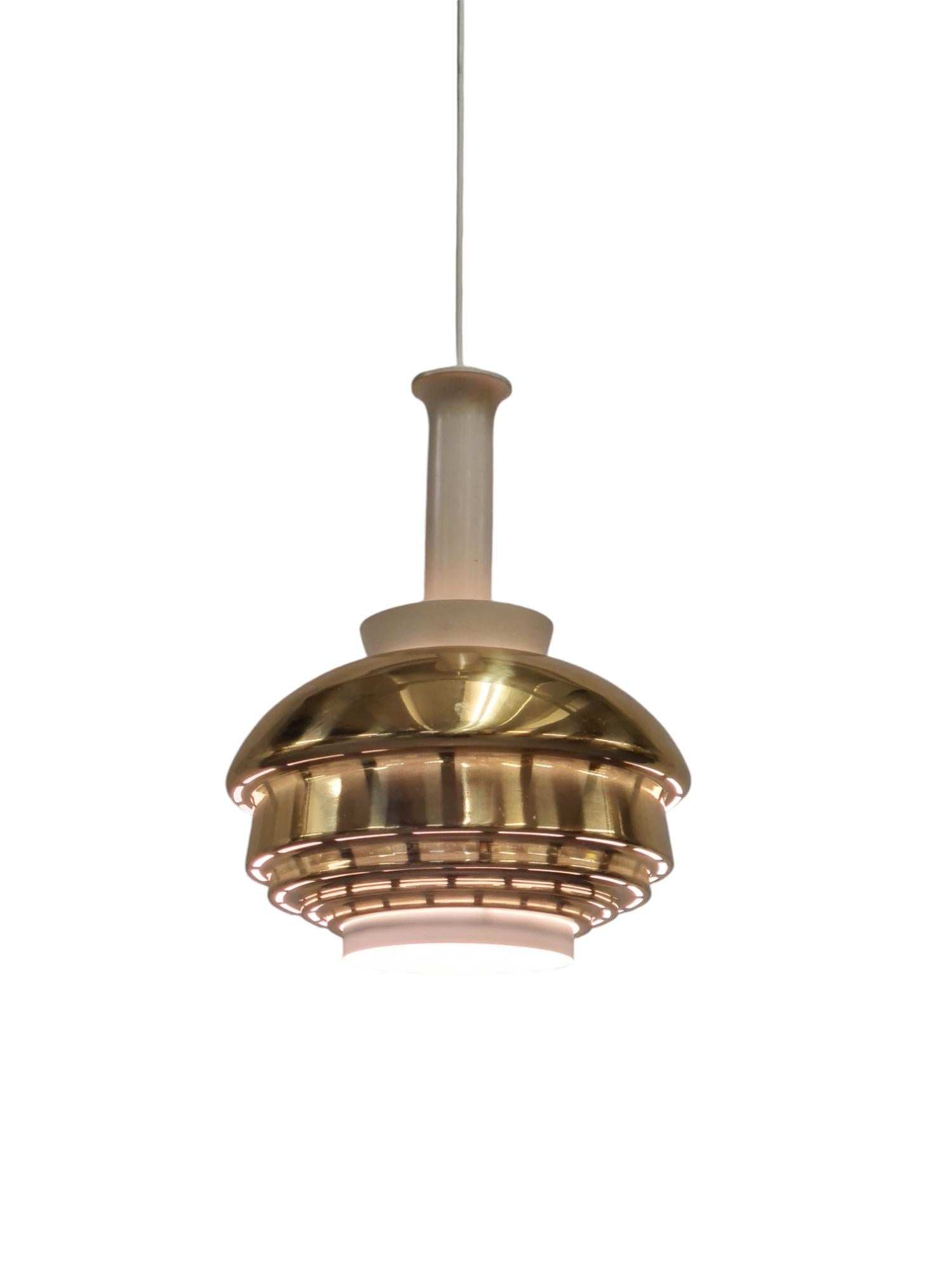 Poiché Alvar Aalto si ispirava spesso alla natura che lo circondava, questo design a strati crea un'esperienza piacevole per gli occhi e si ispira anche all'alveare, anche se la lampada ad alveare è nota per essere una sospensione diversa. Oltre