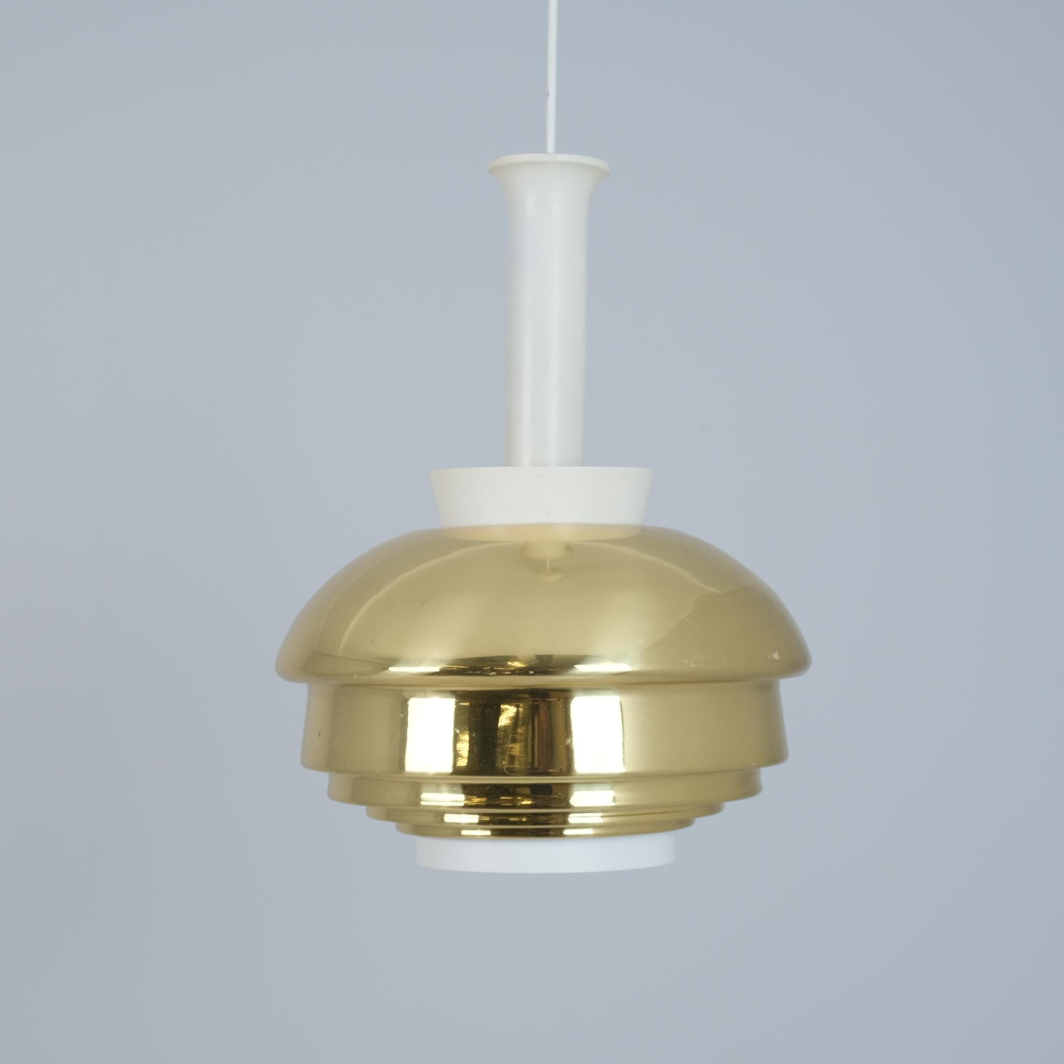 Scandinavo moderno Lampada da soffitto Alvar Aalto Modello A335B, Ottone e metallo bianco, Valaistustyö anni '50 in vendita