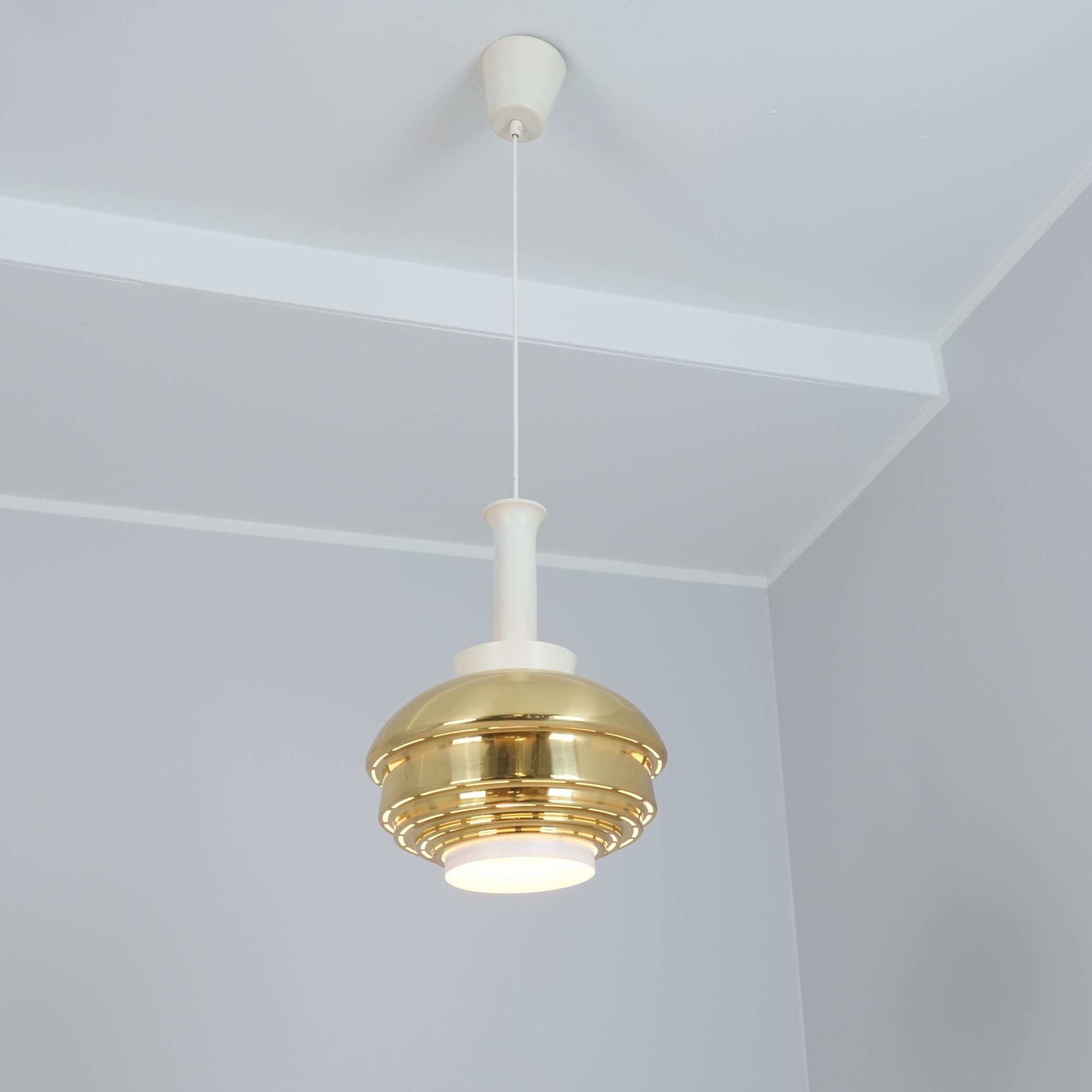 Finlandese Lampada da soffitto Alvar Aalto Modello A335B, Ottone e metallo bianco, Valaistustyö anni '50 in vendita