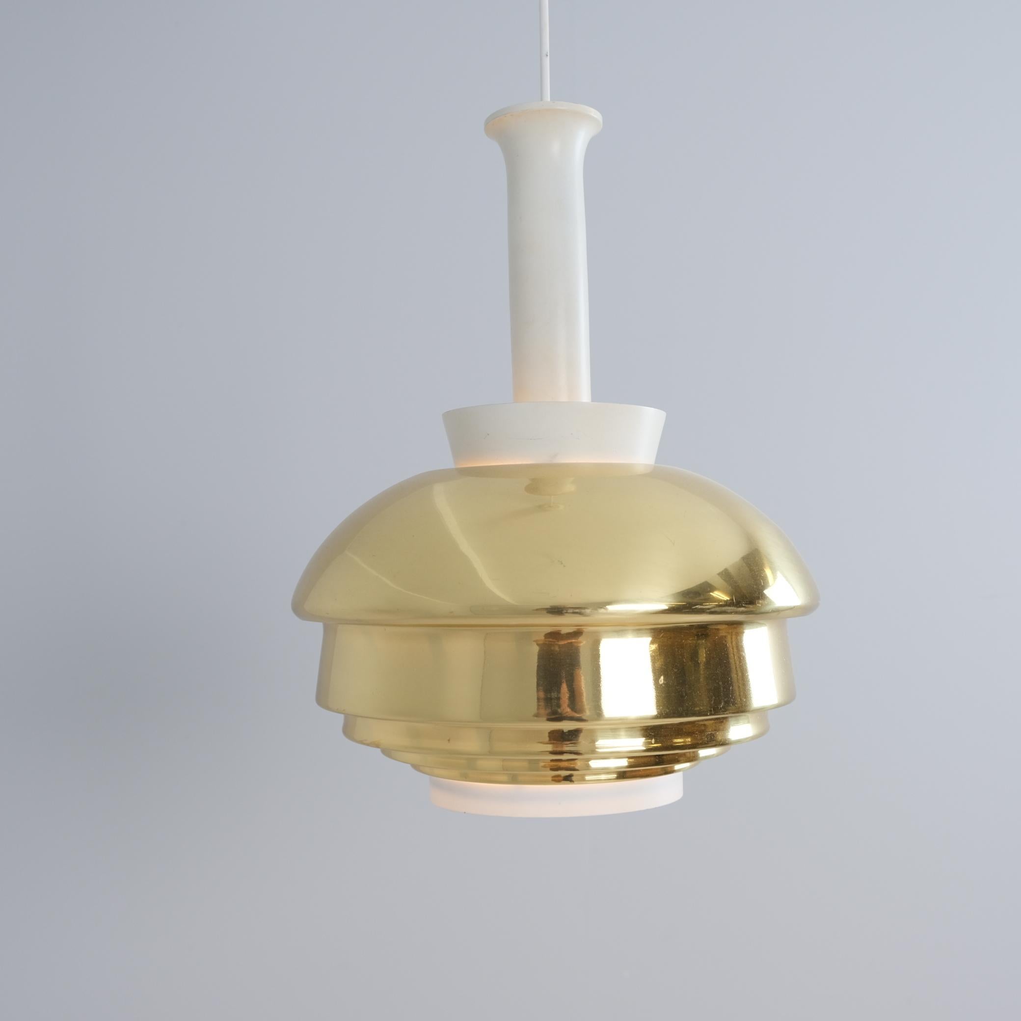 Lampada da soffitto Alvar Aalto Modello A335B, Ottone e metallo bianco, Valaistustyö anni '50 In condizioni buone in vendita a Helsinki, FI