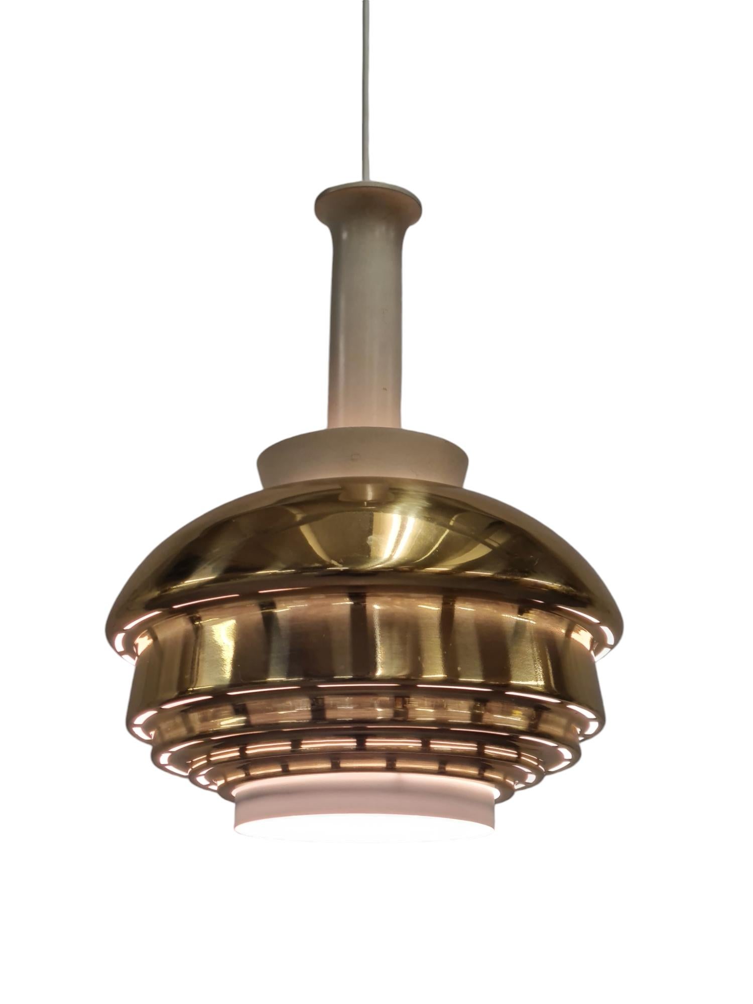 Metà XX secolo Lampada da soffitto Alvar Aalto Modello A335B, Ottone e metallo bianco, Valaistustyö anni '50 in vendita