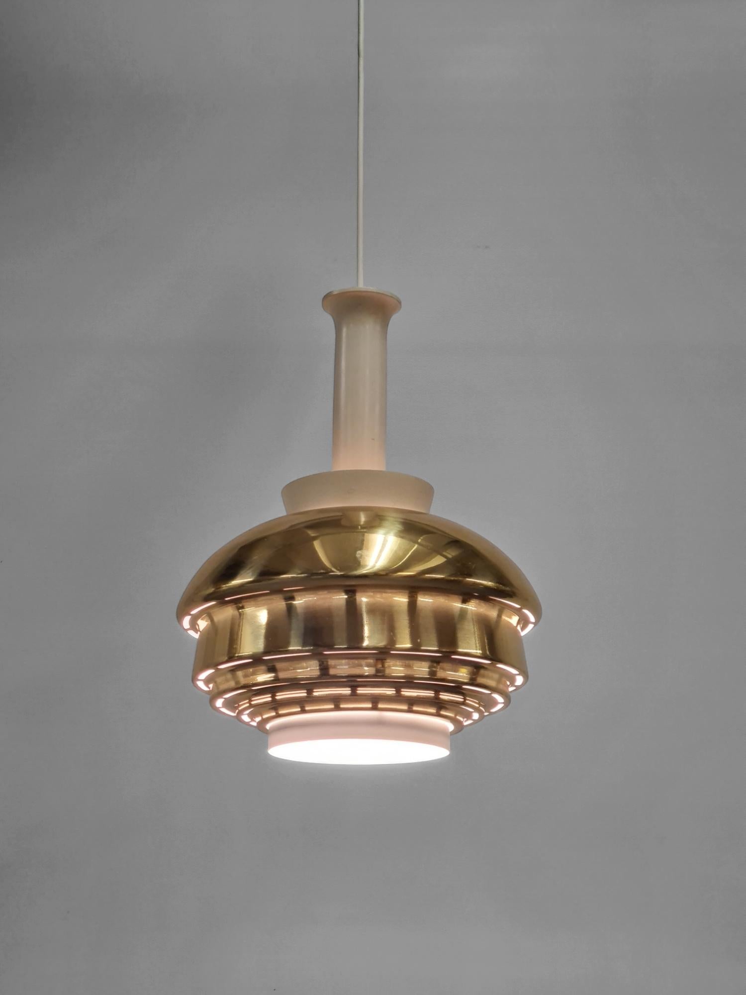 Lampada da soffitto Alvar Aalto Modello A335B, Ottone e metallo bianco, Valaistustyö anni '50 in vendita 1