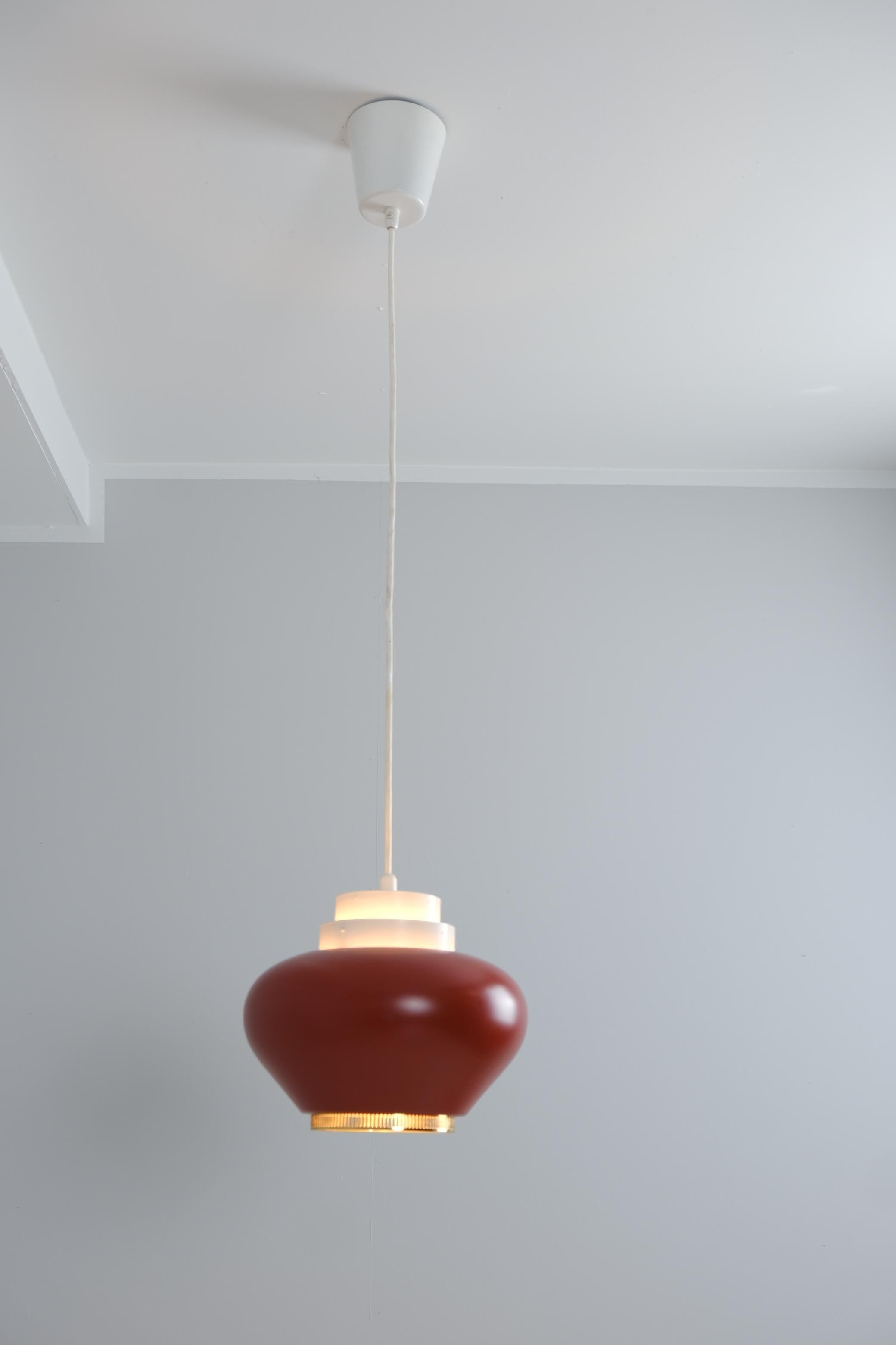 ¿Se inspiró Alvar Aalto en un nabo para diseñar esta lámpara o la llamó nabo más tarde por el parecido? Sea cual sea la respuesta, el diseño de esta lámpara es inspirador y crea una experiencia agradable a la vista con sus líneas orgánicas. Además