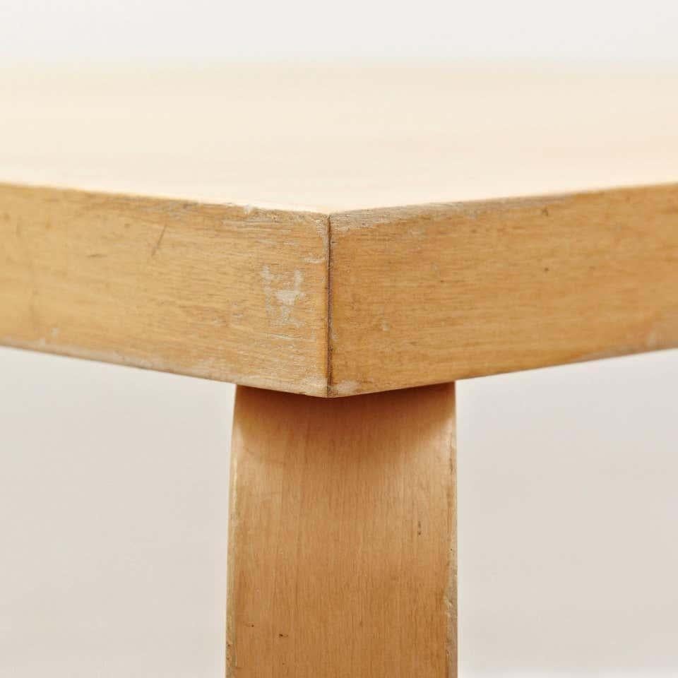 Table de salle à manger conçue par Alvar Aalto, vers 1960.
Fabriqué par Artek (Finlande).
Pieds et structure en bois.

En état d'origine, avec une usure mineure conforme à l'âge et à l'utilisation, préservant une belle patine.

Hugo Alvar Henrik