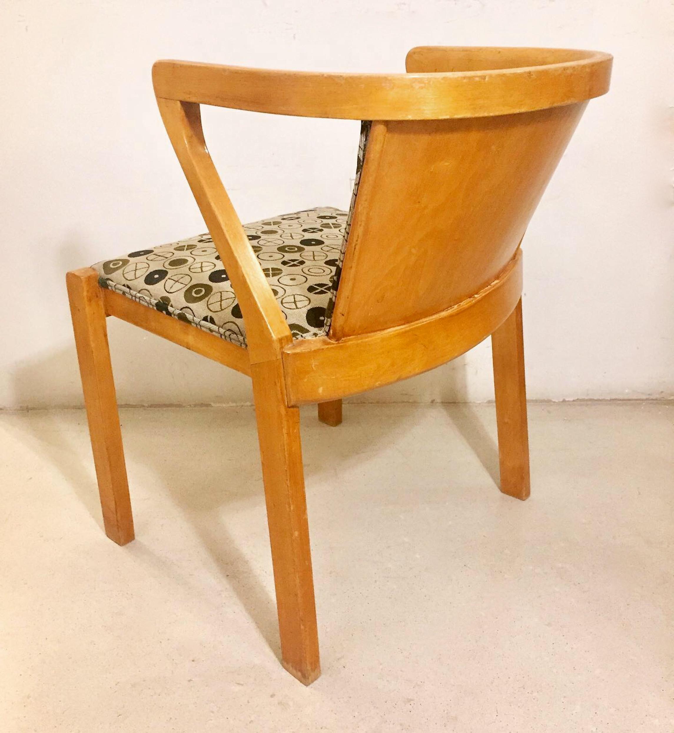 An Alvar Aalto Borchardt chair, model 15, designed by Alvar Aalto and edited in 1930. Stamped. Upholstered in Eames style fabrics. Excellent condition.