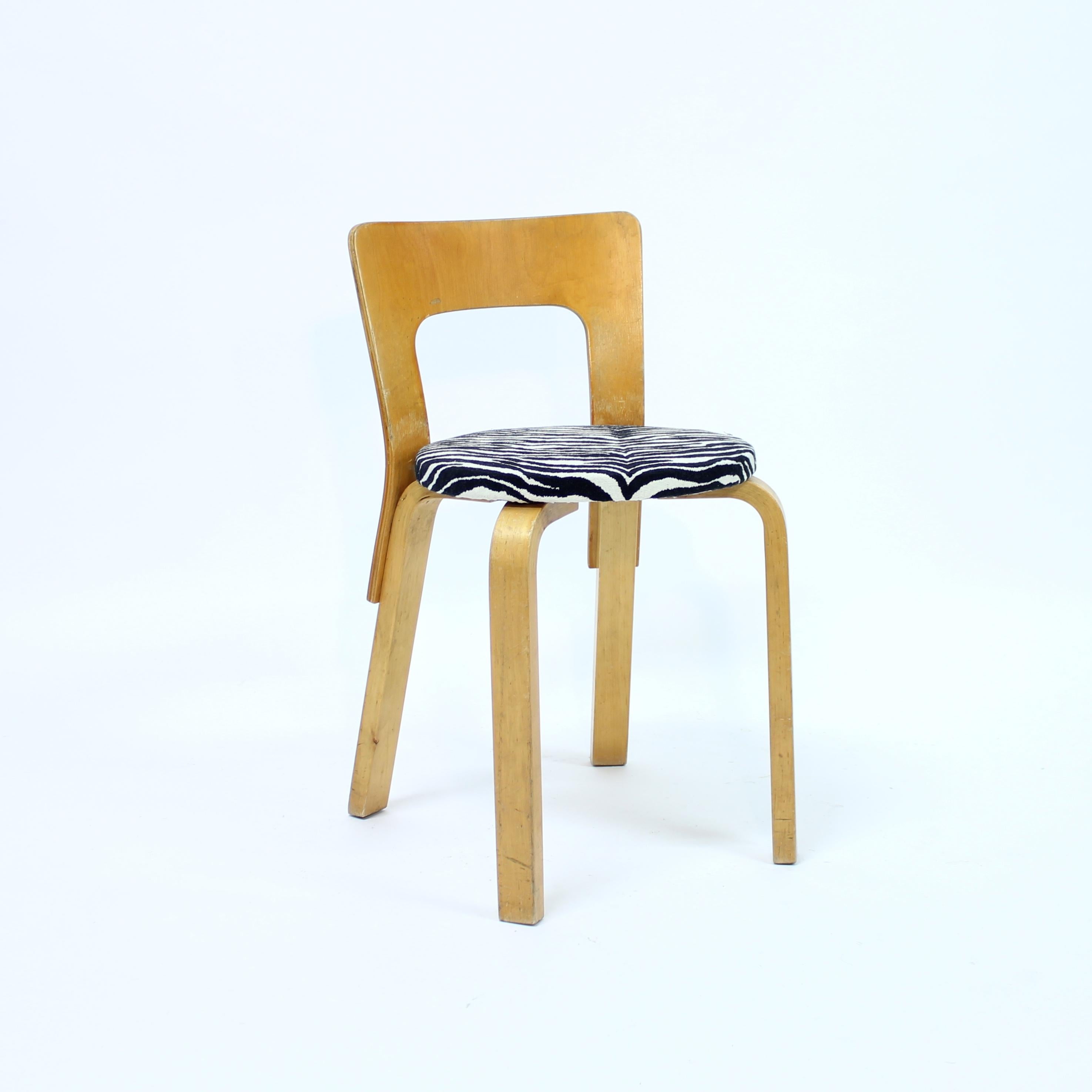 Chaise Alvar Aalto modèle 65, pour Artek. Il s'agit d'une production suédoise très recherchée, réalisée dans la ville d'Hedemora entre 1946 et 1956. Cadre en bouleau cintré à la vapeur. L'usine d'Hedemora a repris toute la production d'Artek entre
