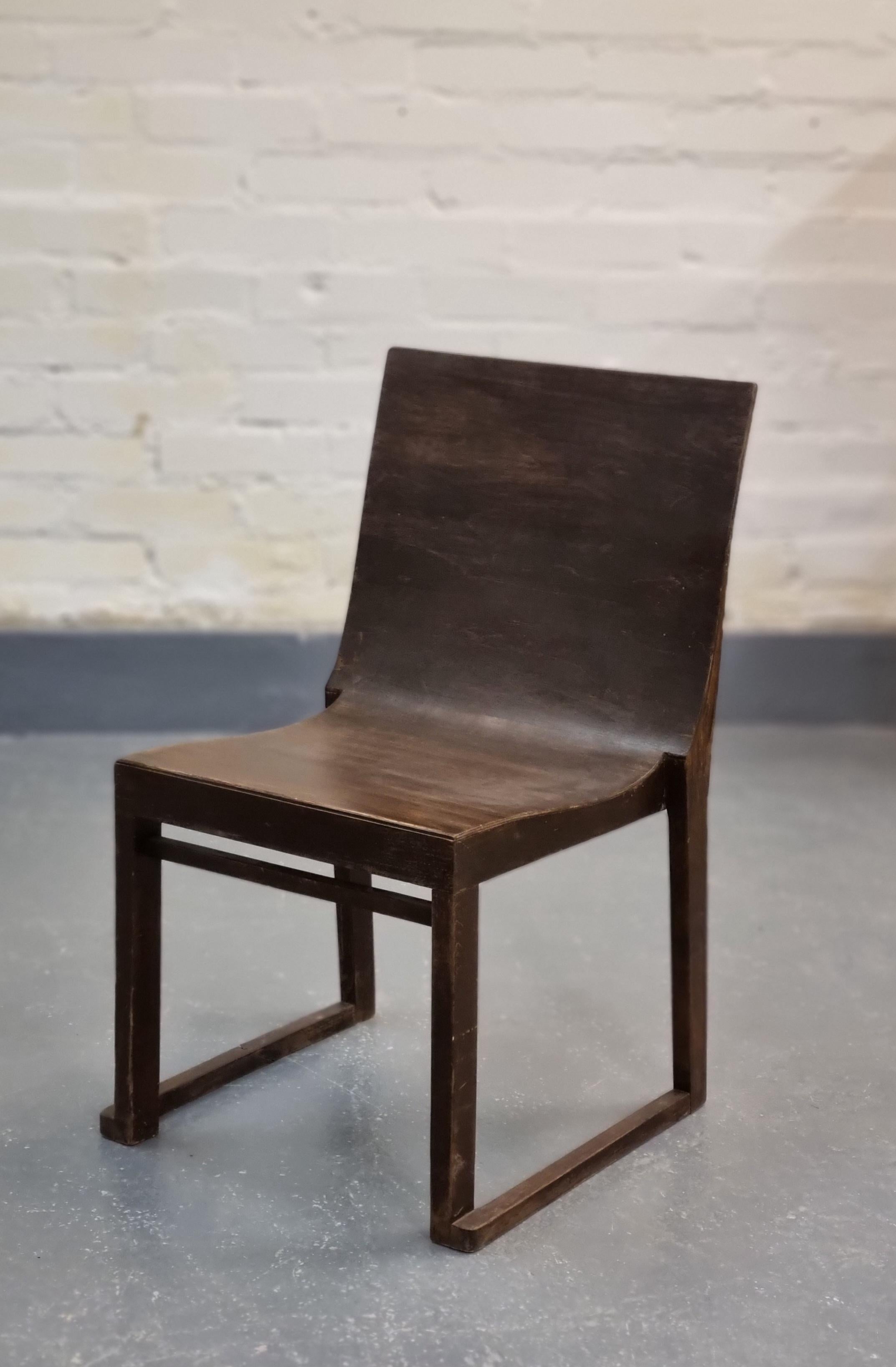 Cette chaise fonctionnaliste minimaliste, connue sous le nom de 