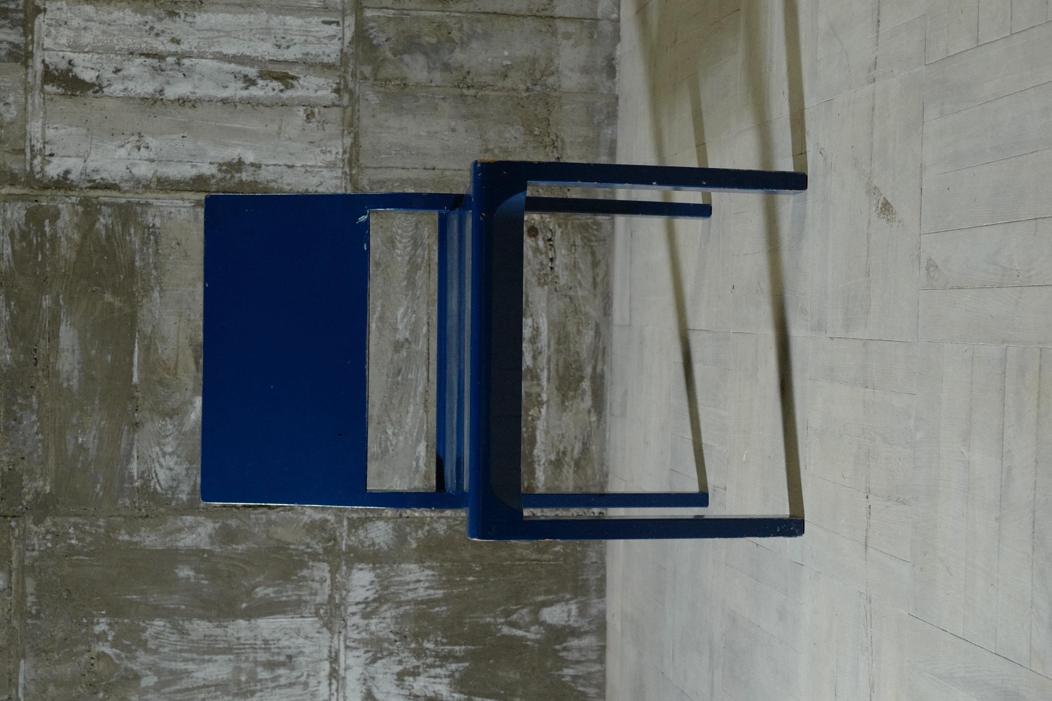designed by alvar aalto .
Manufactured in the 1950s.
I don't know the year it was painted.
The whole thing is painted blue, but there are some areas where it's peeling off.
Currently, there is little peeling, but this may change in the future