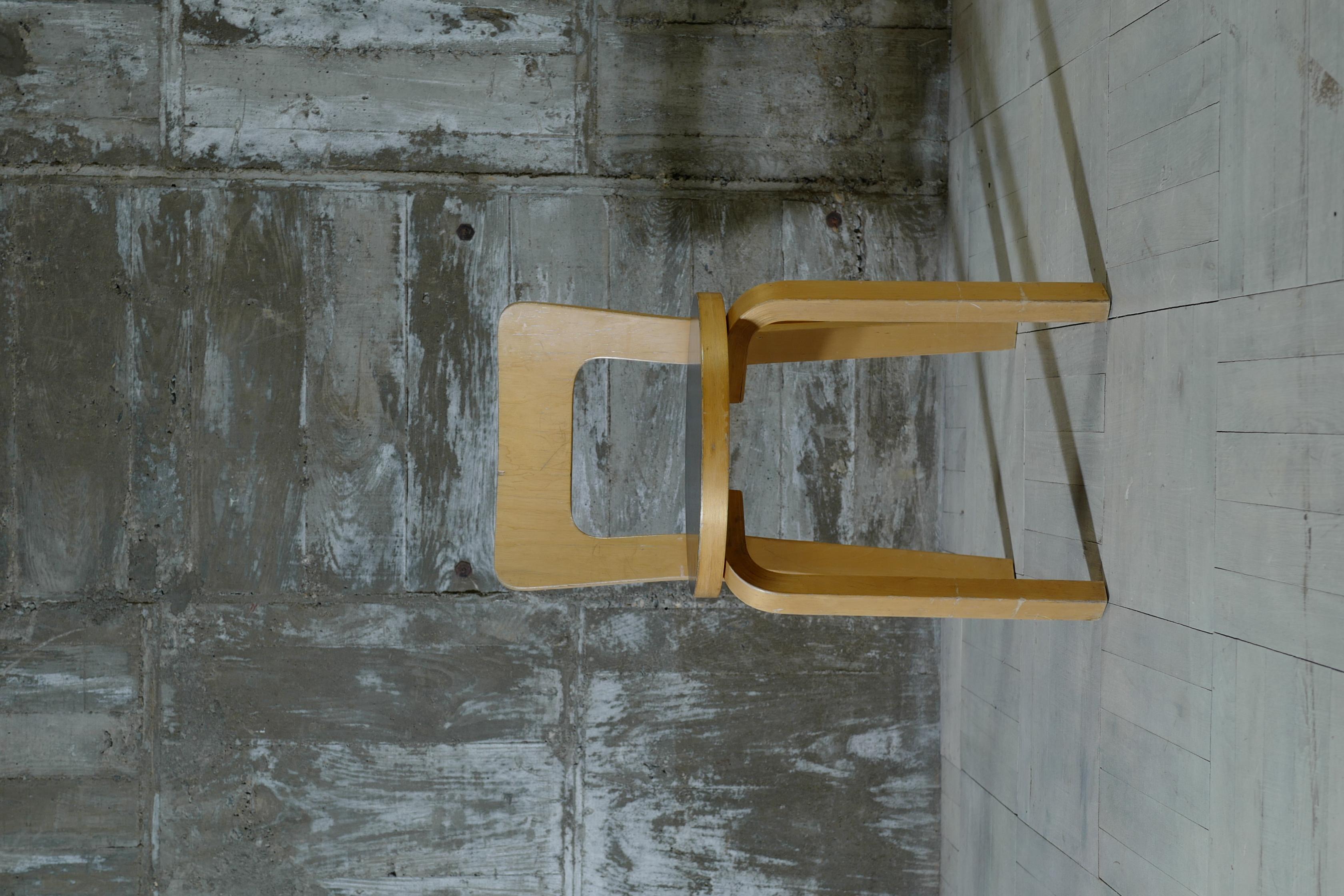 Entworfen von Alvar Aalto.
Dies ist Stuhl 65 schwarz Linoleum oben.