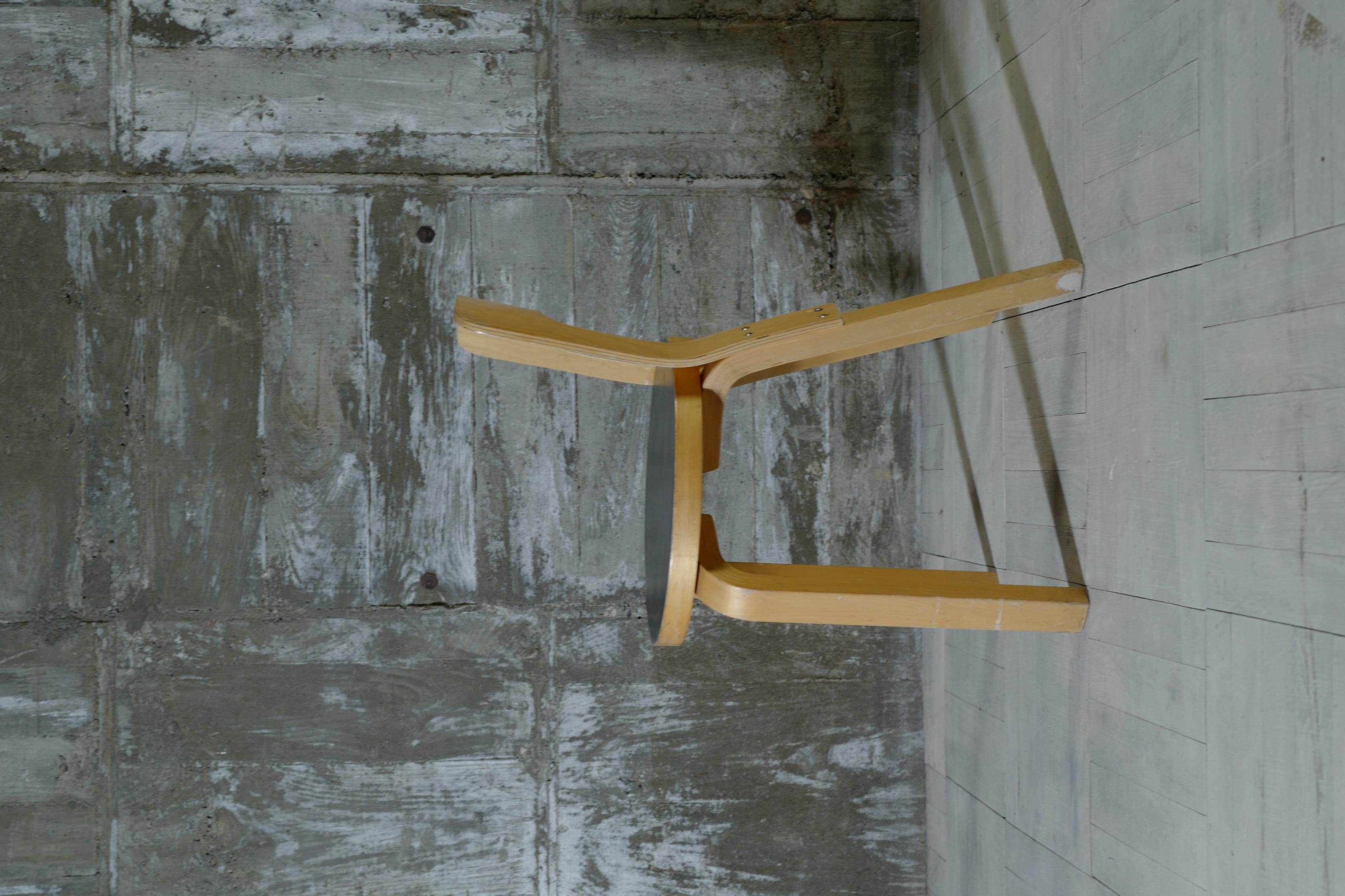Modern alvar aalto chair65 black linoleum top For Sale