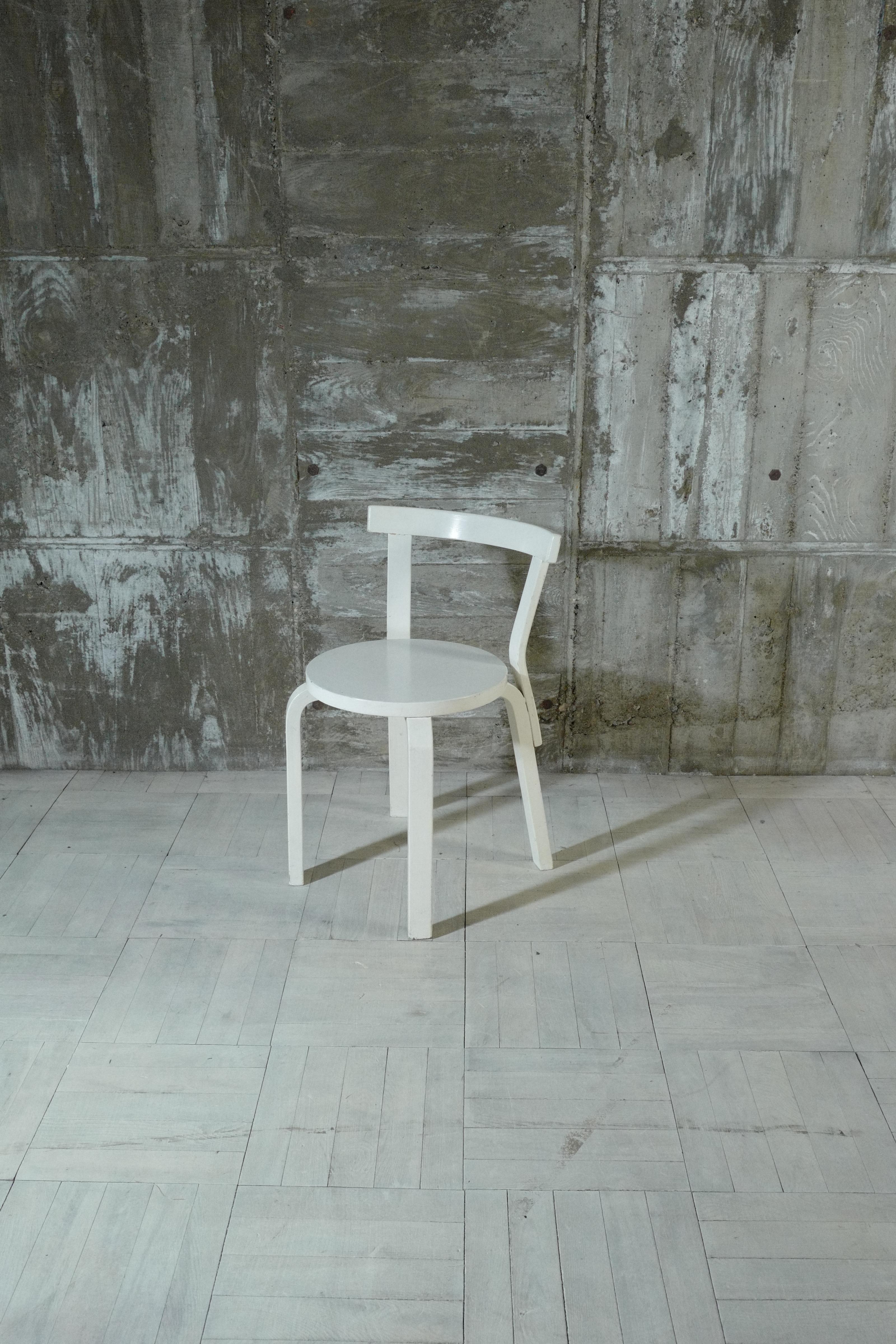Designed by Alvar Aalto.
This is chair 68 .
White paint is applied all over.
This chair was manufactured in the 1950s.