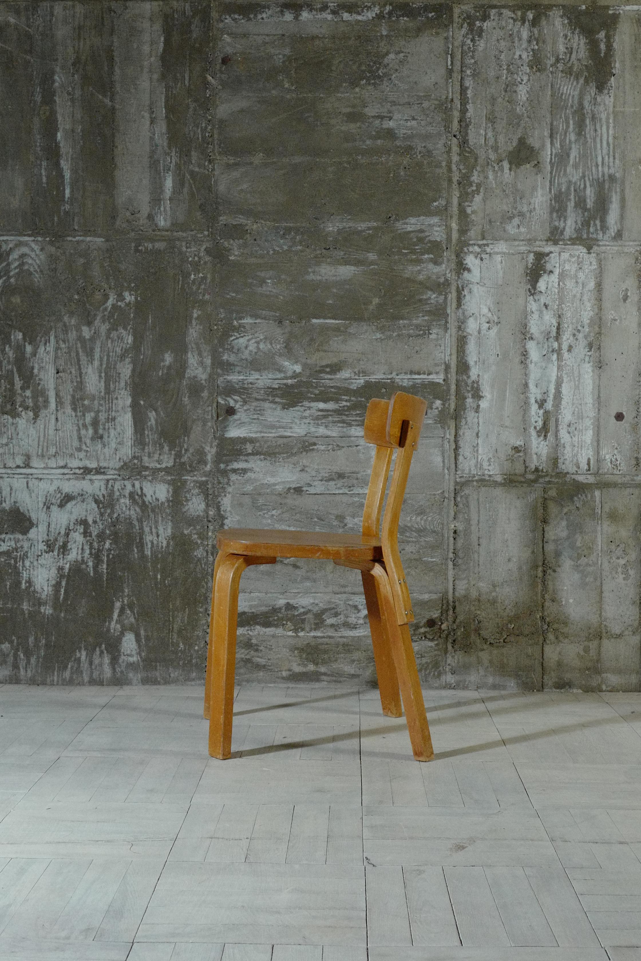 Designed by Alvar Aalto.
This chair 69 was manufactured in the 1930s.
It has a structure that seems to be an early product that is not found in current products.
The paint film from that time still remains.
There are places where the veneer on the