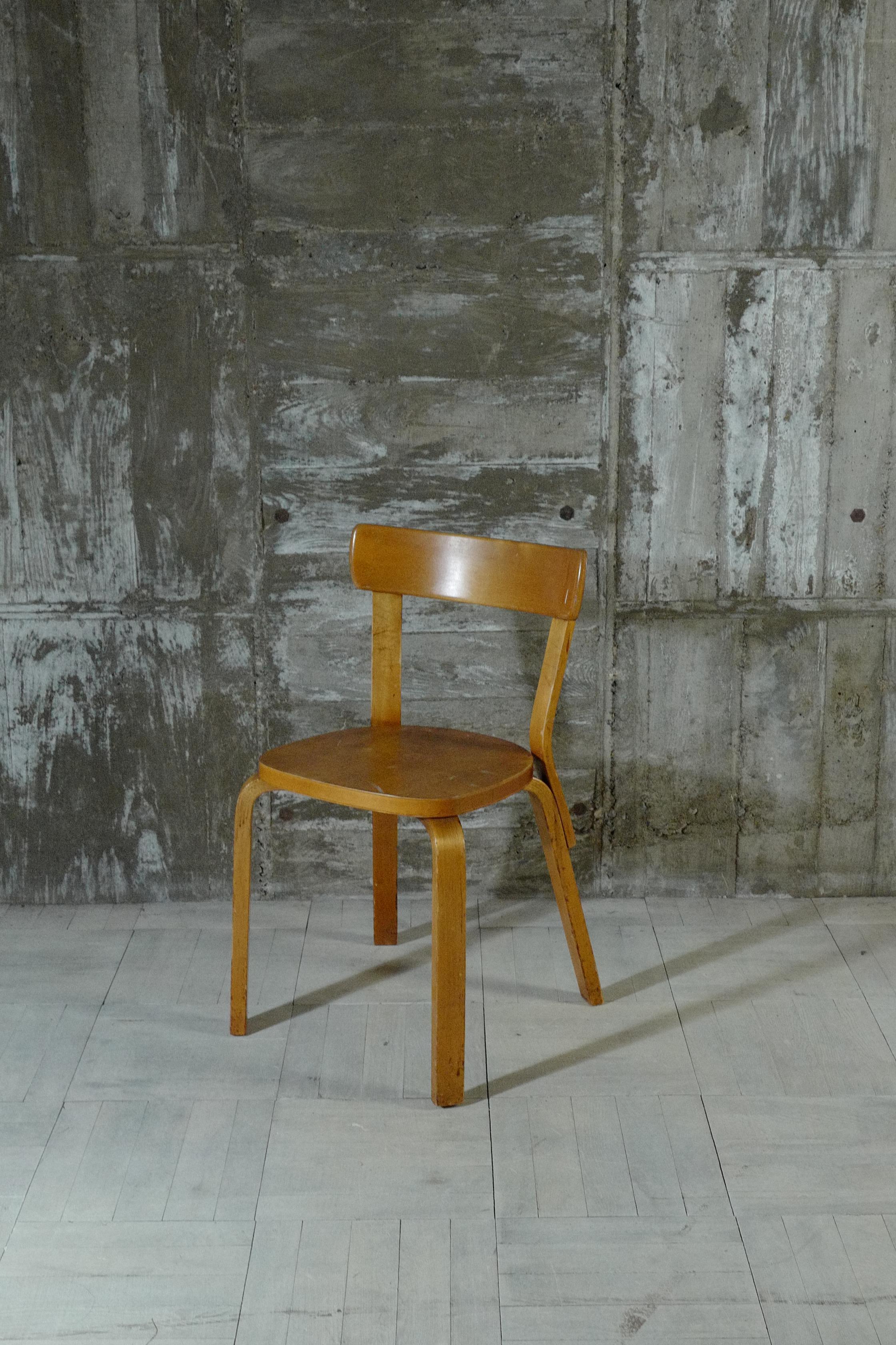Designed by Alvar Aalto.
This chair 69 was manufactured in the 1940s.
It is from the era when it was manufactured in Hedemora, Sweden.
It has a structure manufactured with hedemora from the 1940s, which is not found in current products.
The paint